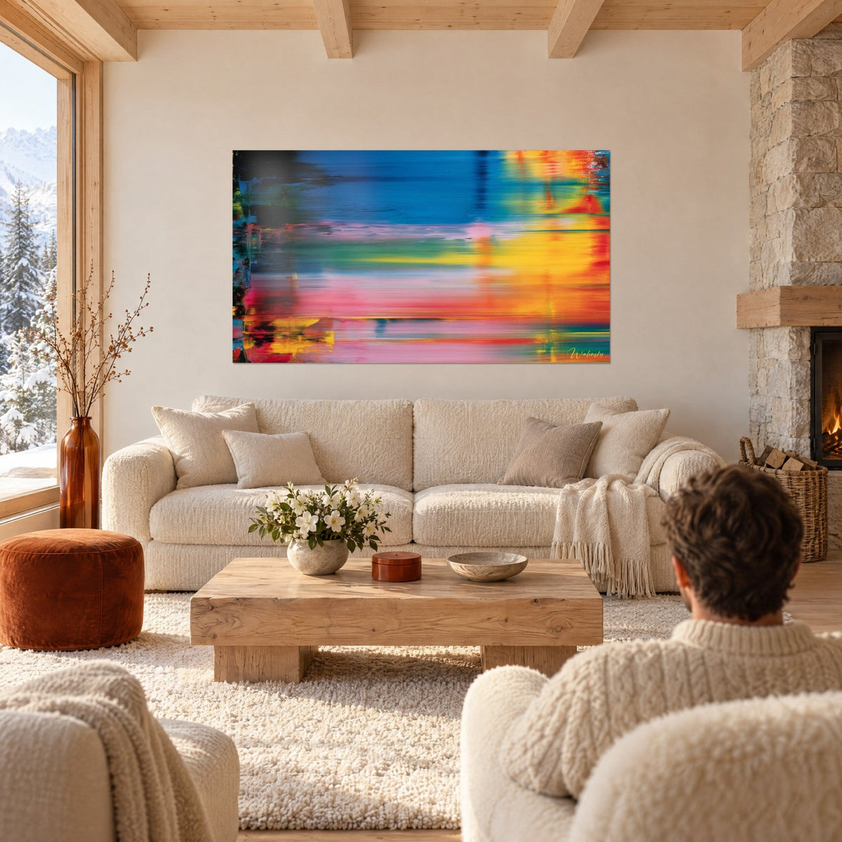 Gemälde abstrakt gespachtelt mit kobaltblauen und sonnengelben Streifen, verlaufend in Rosa und Orange, über einem Sofa in einem hellen Wohnzimmer