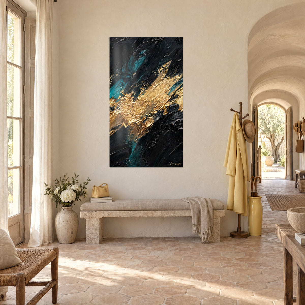 Tableau coulée dorée en éclats sur fond d'encre noire, touches turquoise, accroché dans un couloir voûté ensoleillé en pierre