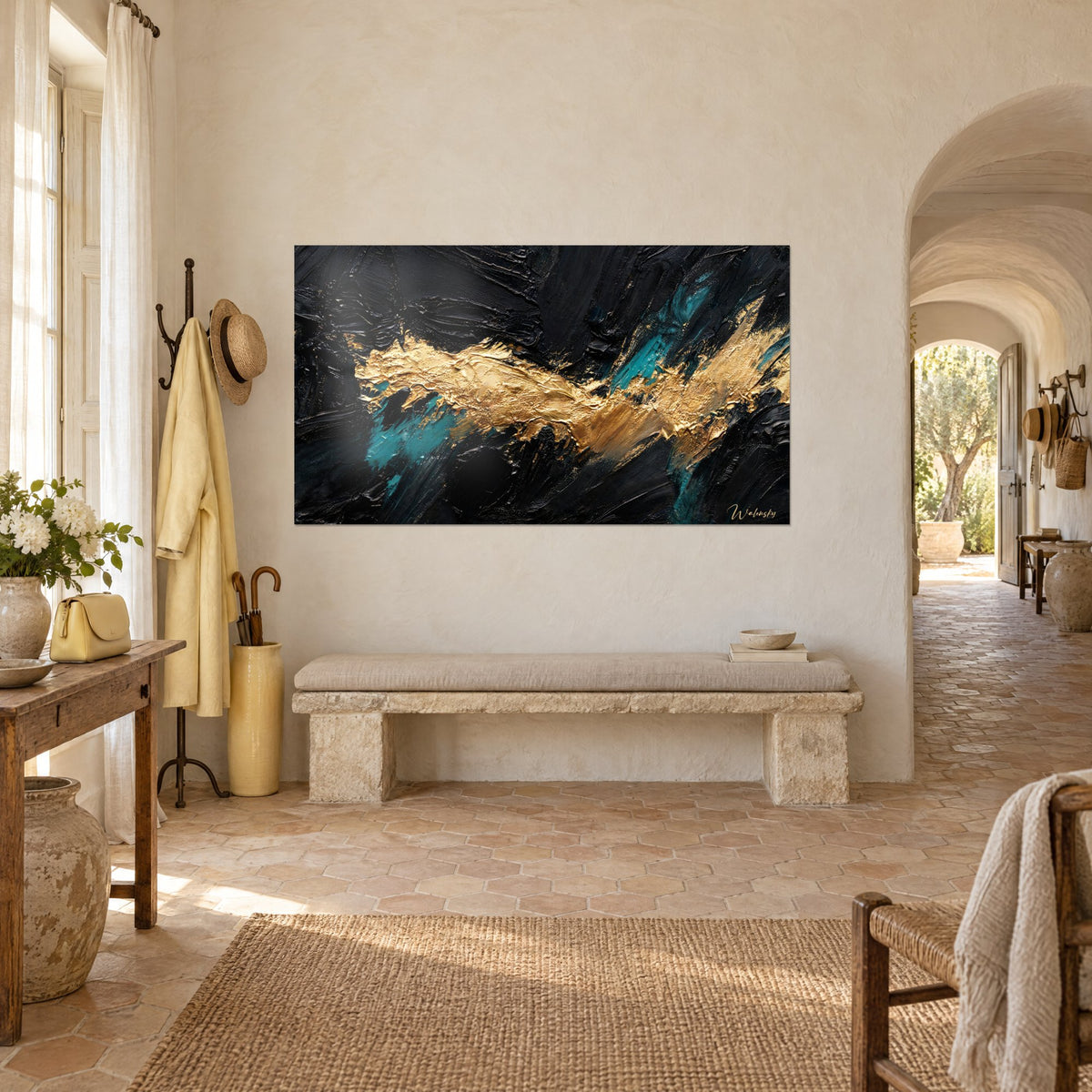 Tableau empâtement doré traversant un noir profond, touches turquoise sur la gauche, mur blanc et pierre d'un mas provençal