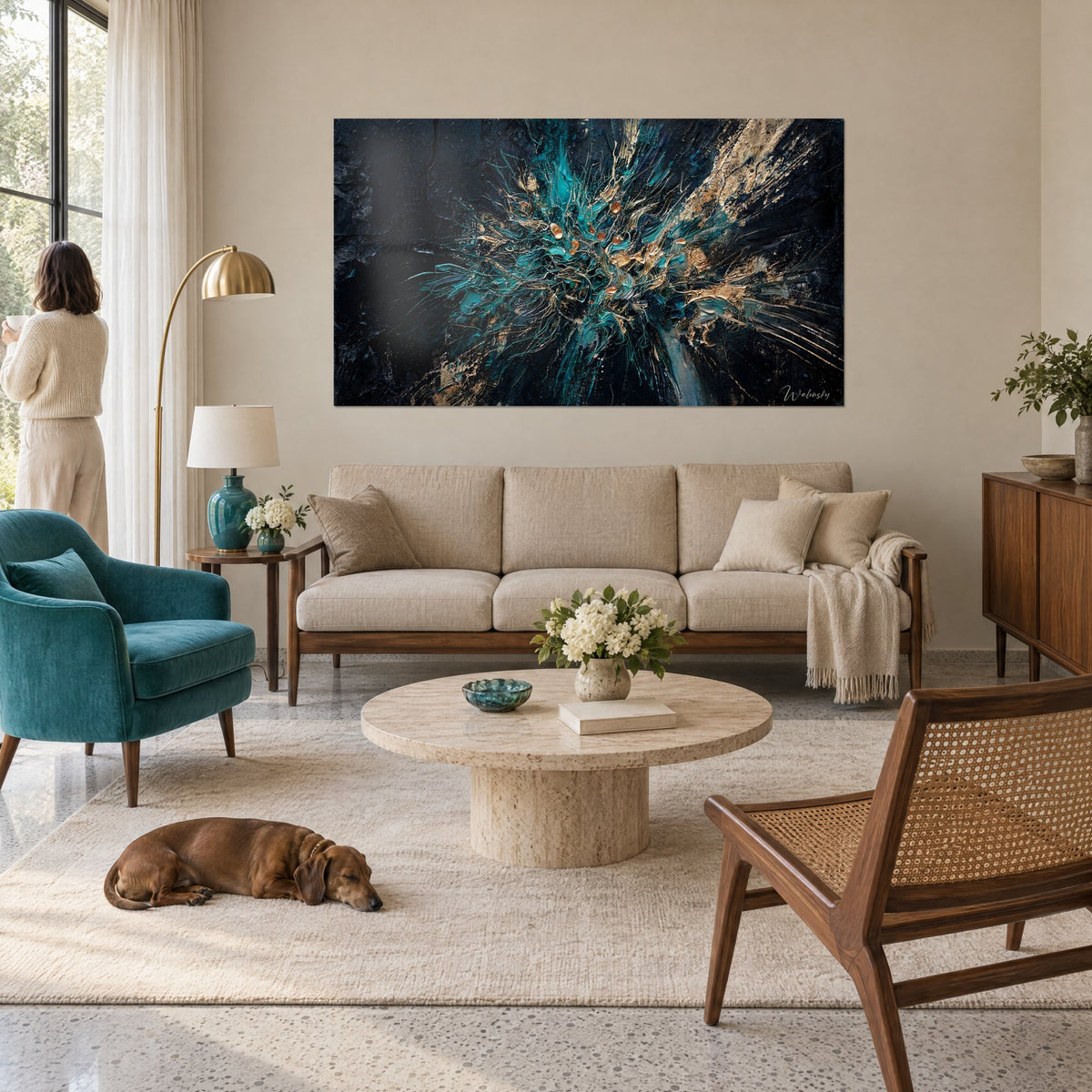 Tableau gerbe de filaments turquoise et dorés sur fond noir, une femme de dos, au-dessus d'un canapé dans un salon lumineux
