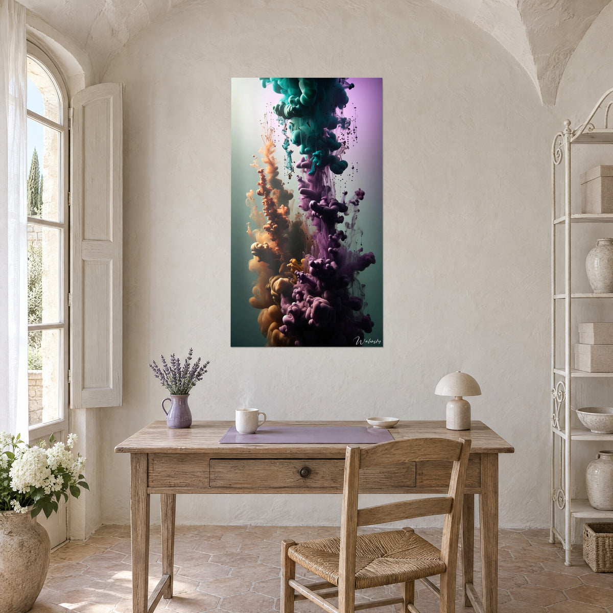 Schilderij met inkt in water, paarse bollen en een turquoise wolk op grijsgroene achtergrond, boven een houten bureau