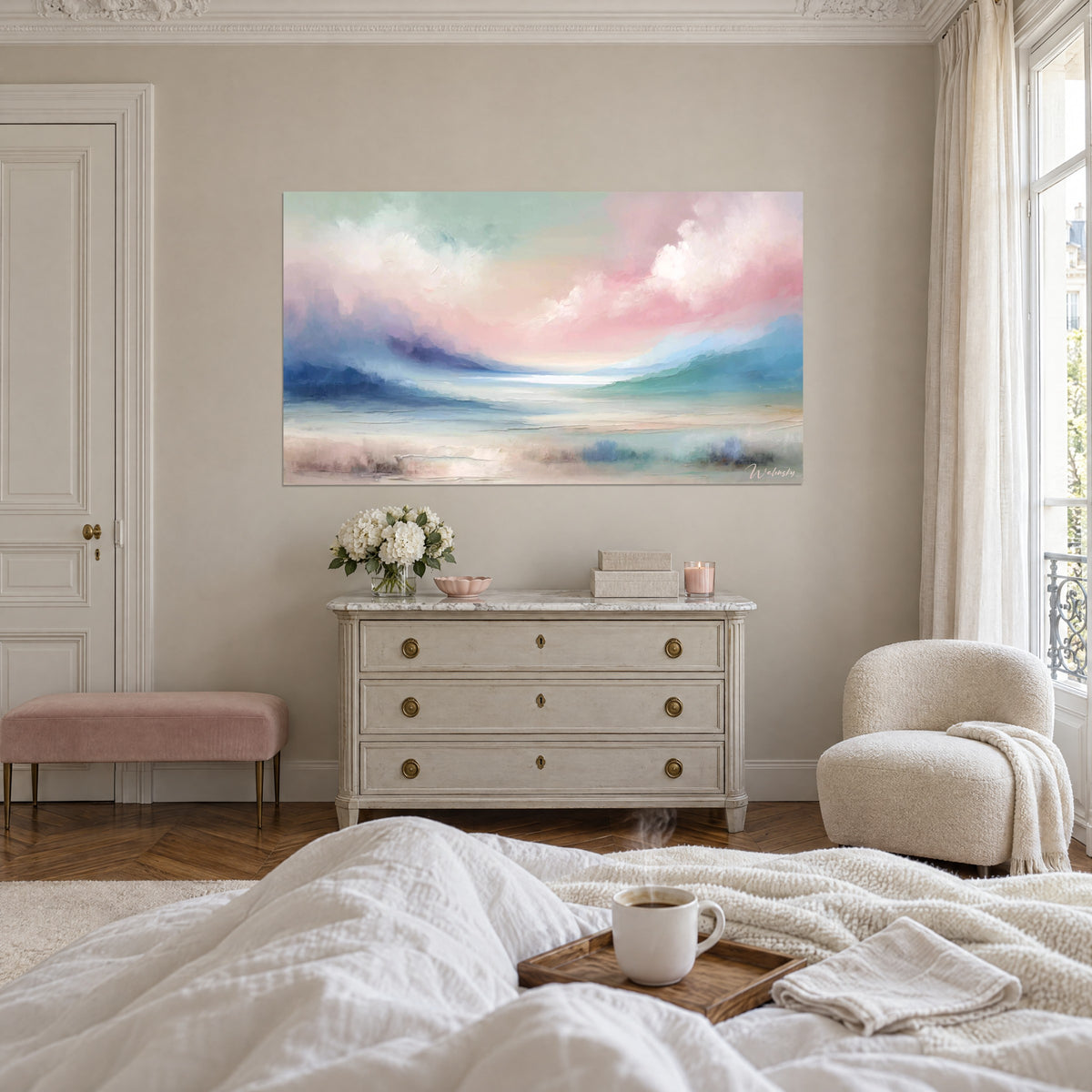 Cuadro horizonte nacarado con nubes rosas y verdes, textura gruesa con espátula, frente a una mujer de espaldas sobre una cama en un dormitorio luminoso
