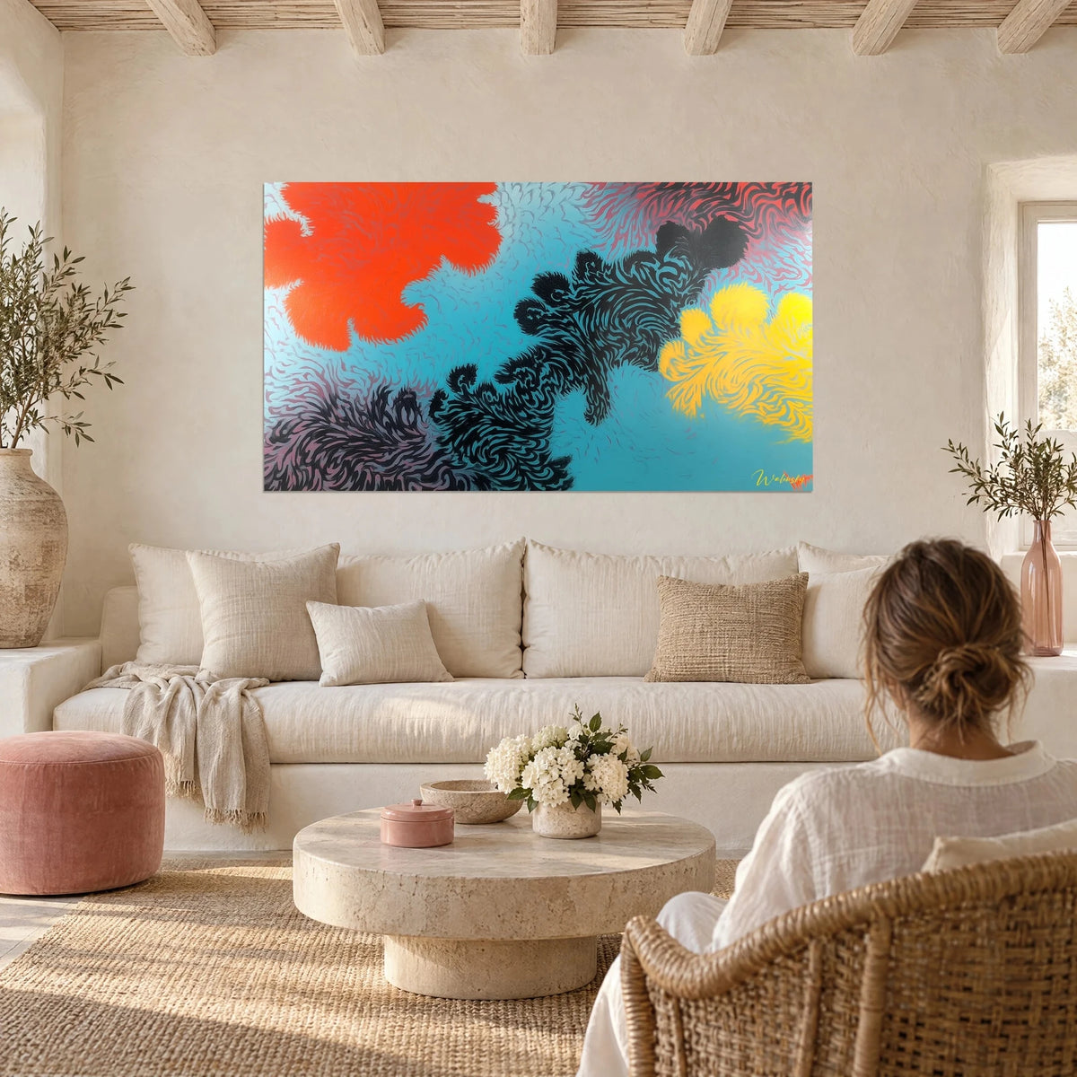 Schilderij met golvende abstracte vormen, feloranje bloem en citroengele pluim op turquoise achtergrond, boven een bank in een lichte woonkamer
