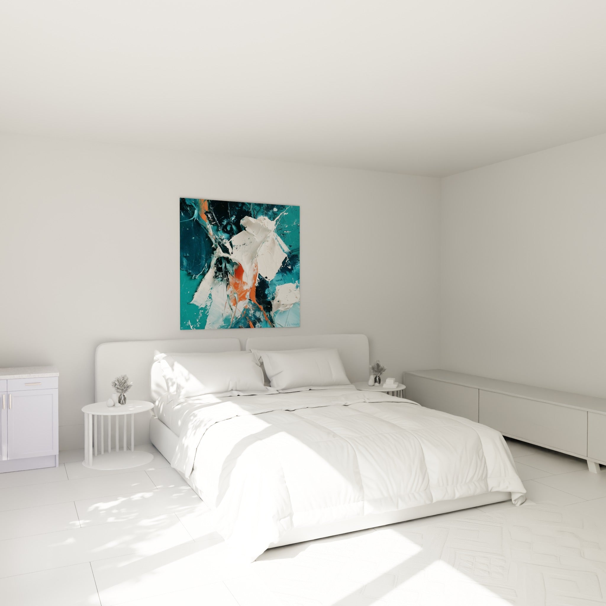 Empâtements blancs et touches orangées de ce tableau abstrait, accroché au-dessus d'un lit dans une chambre claire