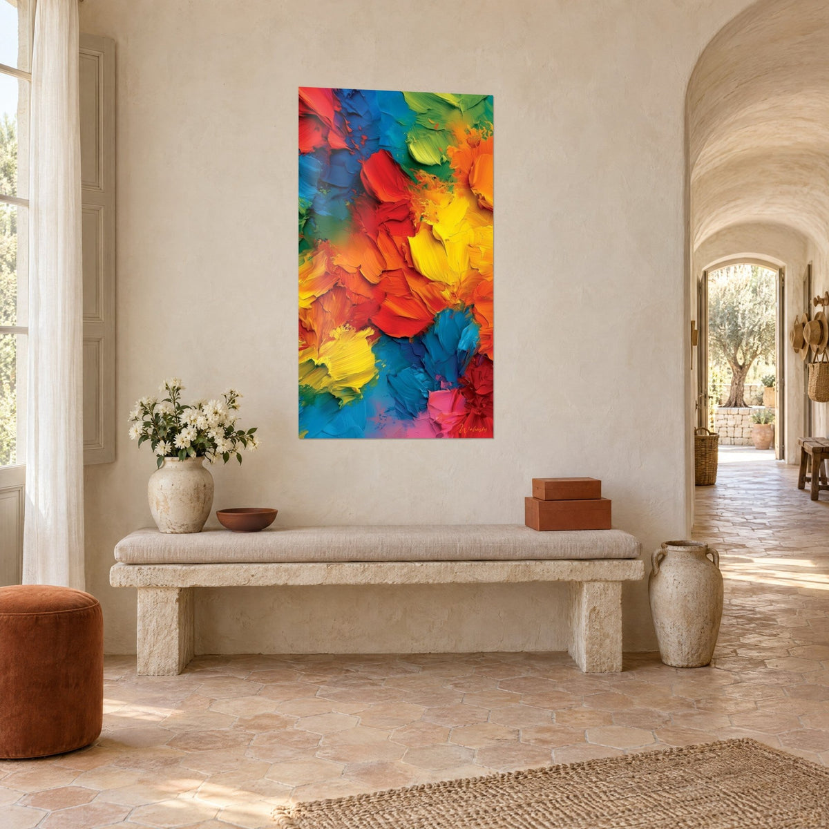 Quadro di pittura astratta in pasta spessa, blu turchese e arancio acceso, vista di tre quarti in un corridoio a volta del masseria