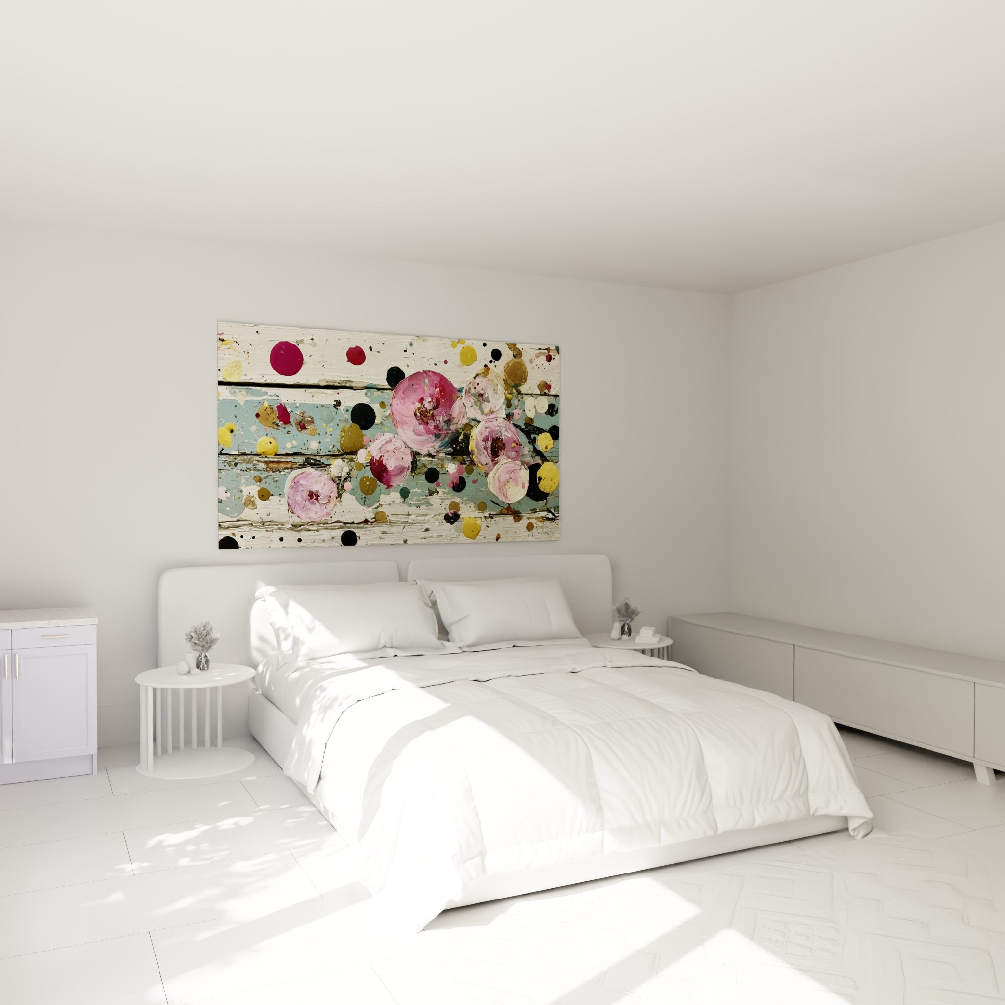 Pivoines roses et dorées éclaboussées sur bois patiné, au-dessus d'un lit dans une chambre claire
