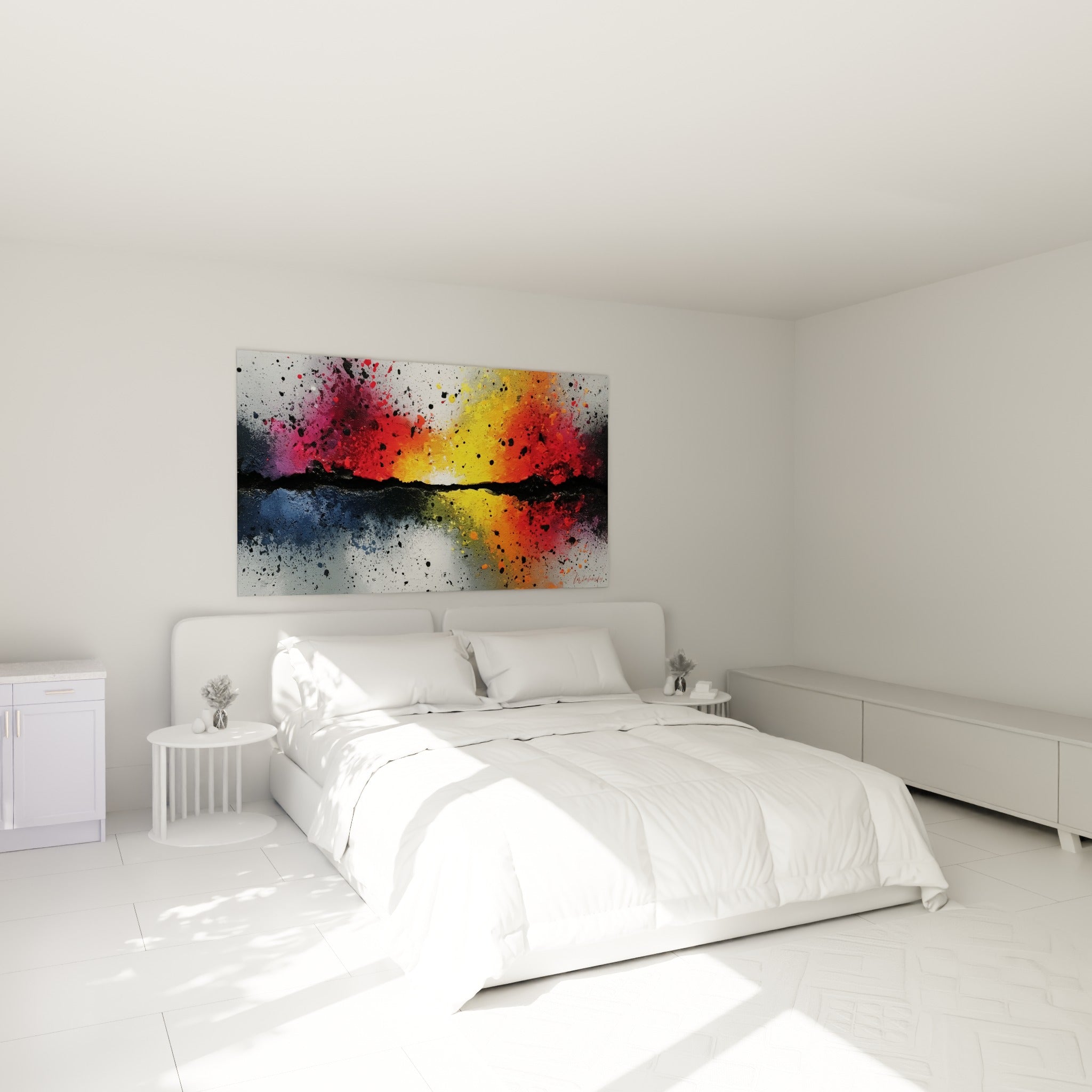 Explosion orange et bleu marine peinte, accrochée au-dessus d'un lit dans une chambre claire