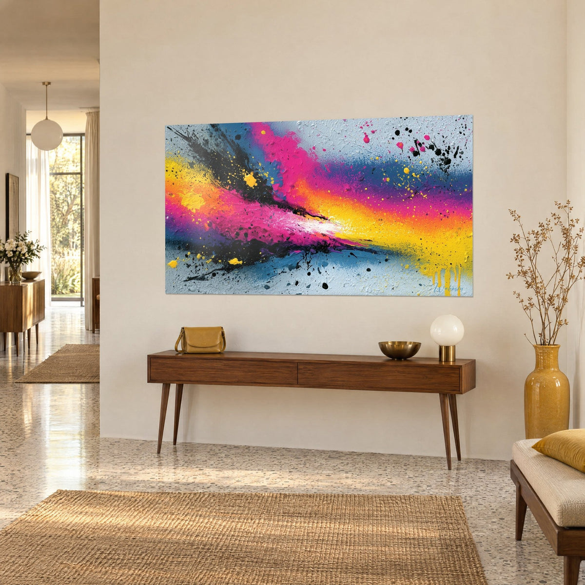 Tableau onde de choc colorée, bande magenta et orange sur fond gris-bleu, gouttes noires, sur un mur beige, console en bois