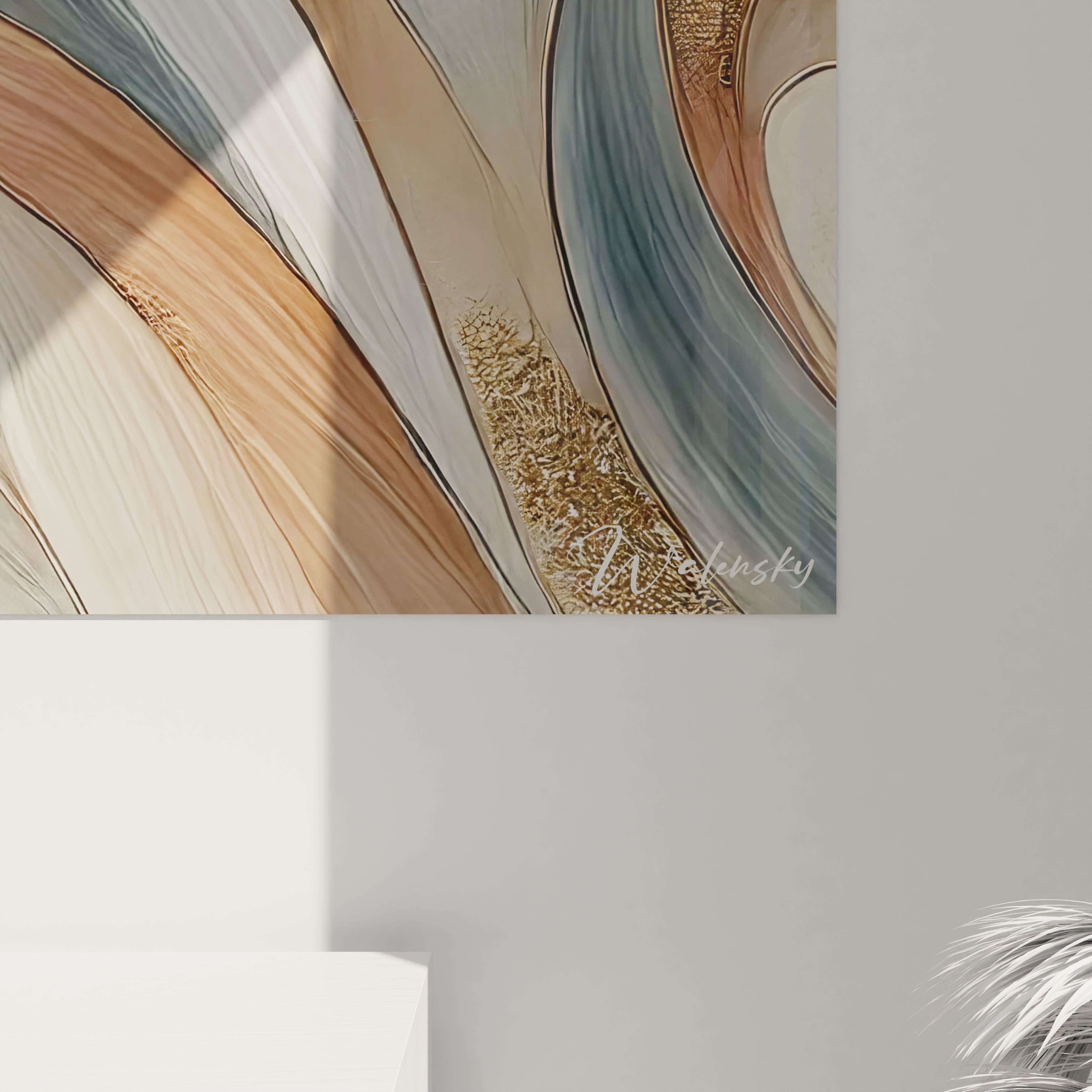 Gros plan sur le tableau révélant les détails dorés et les teintes subtiles de beige et gris. La finesse des contours et le minimalisme artistique accentuent sa sophistication.