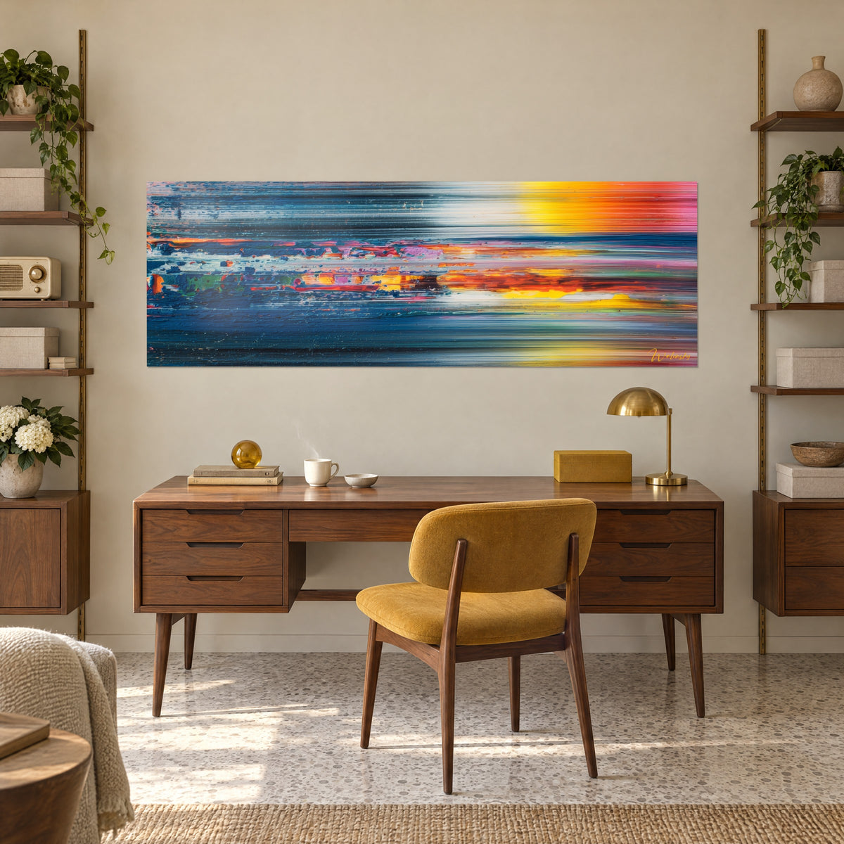 Cuadro lienzo raspado con coladas turquesa y rojo cobre, destellos amarillos, colgado sobre un escritorio de madera y un sillón mostaza