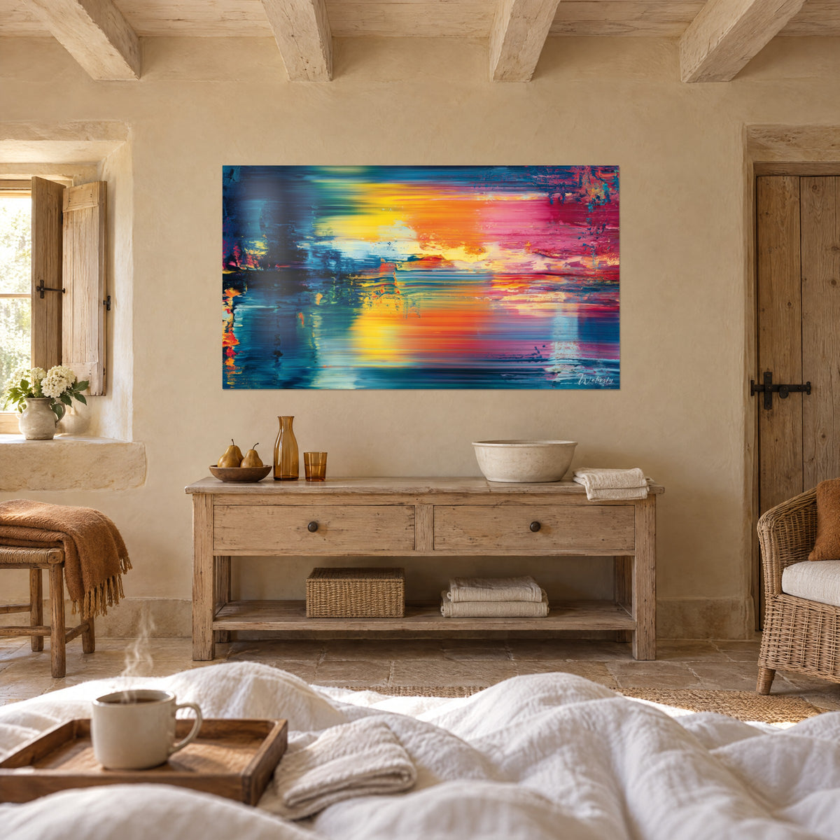 Gemälde mit abstrakter Leinwand, orange, gelbe und nachtblaue Schlieren, gegenüber einem zerknitterten weißen Bett, über einem Bett in einem hellen Schlafzimmer