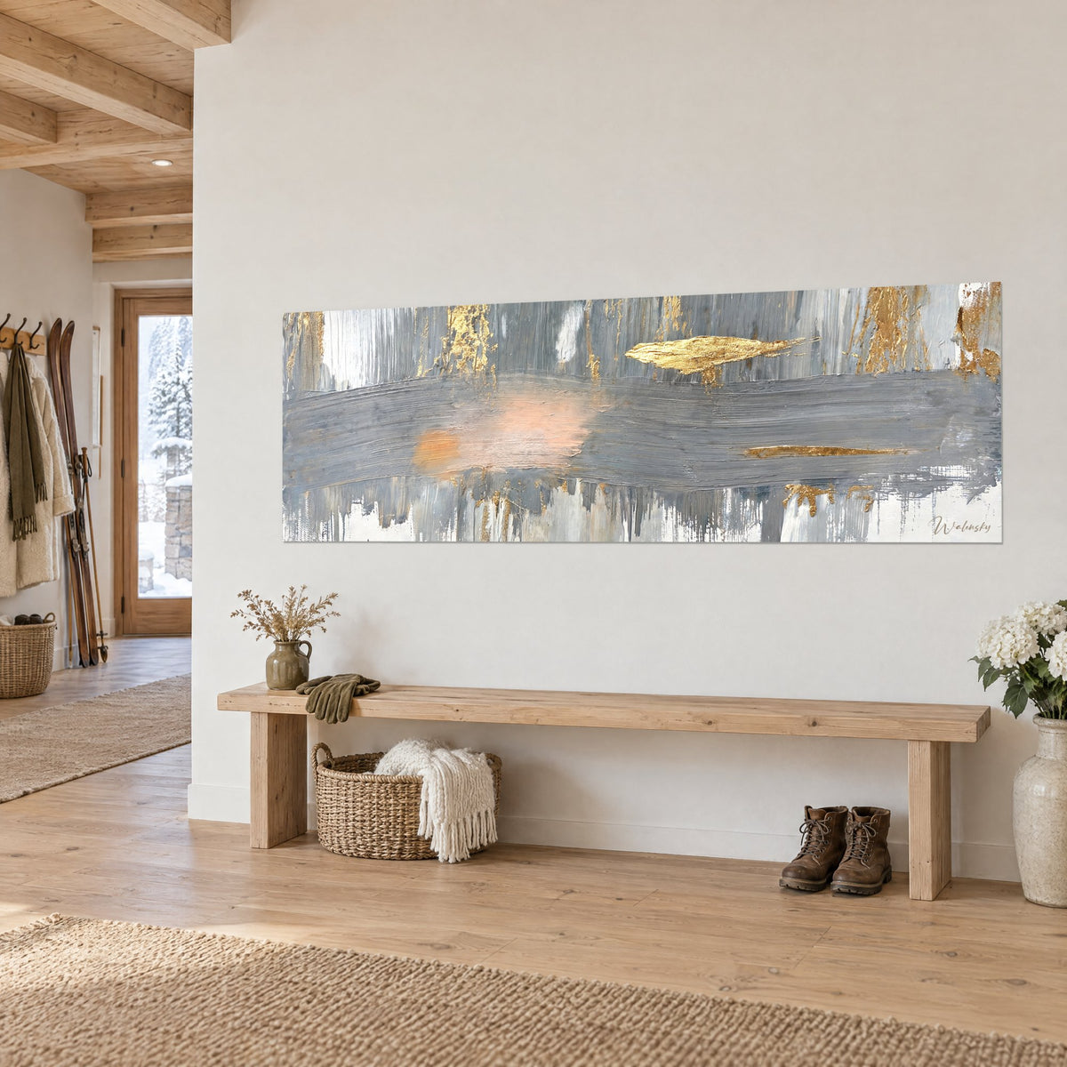 Tableau trait de pinceau large gris bleuté, paillettes dorées et tache orangée, sur mur blanc près d'un banc en bois