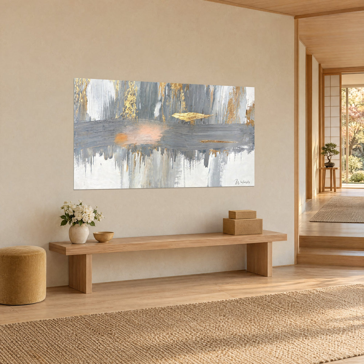 Tableau toile à larges bandes verticales gris perle, éclats d'or et halo rose pêche, vue de trois-quarts sur un mur crème