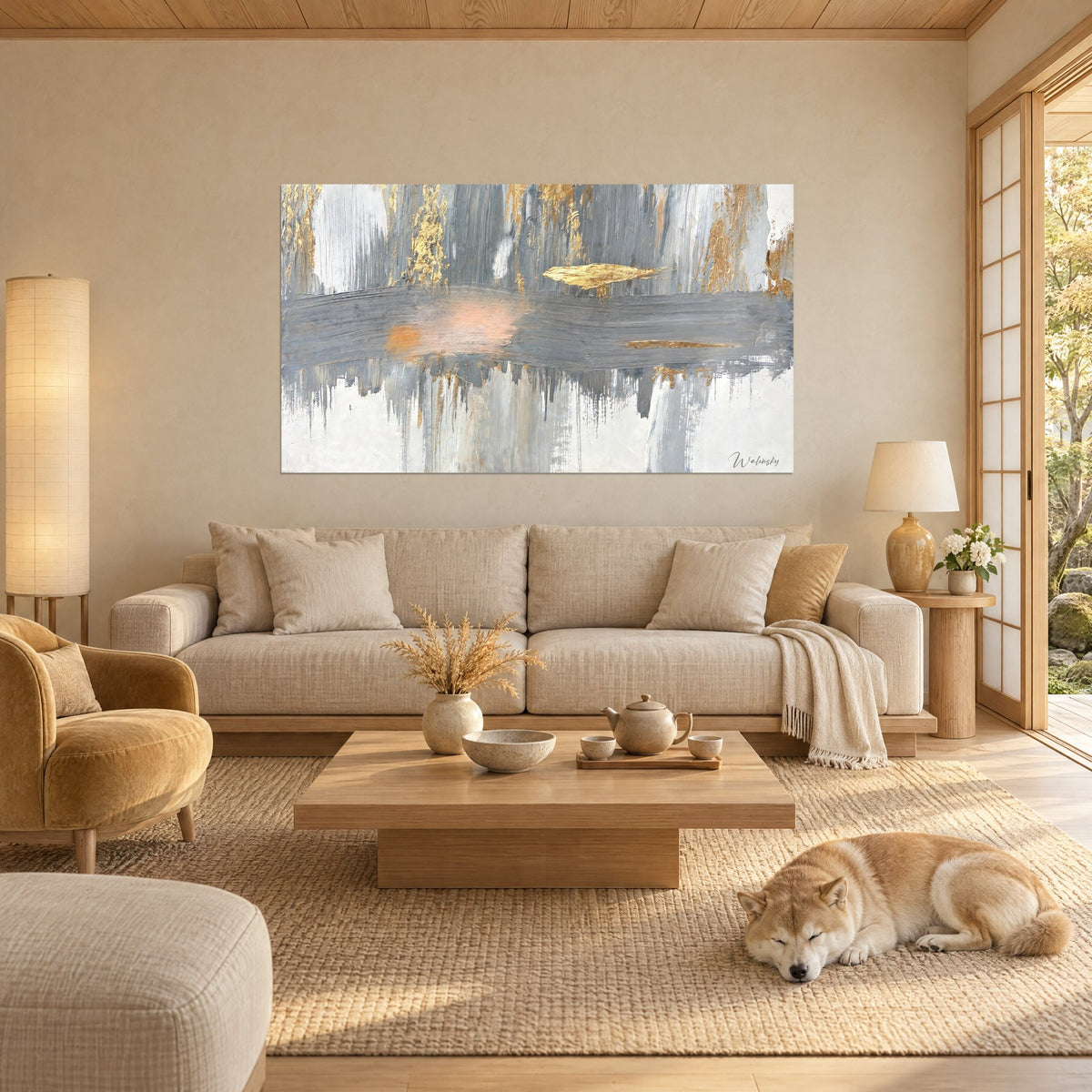 Tableau peinture abstraite raclée grise et blanche, feuilles d'or coulant en bandes, au-dessus d'un canapé dans un salon lumineux