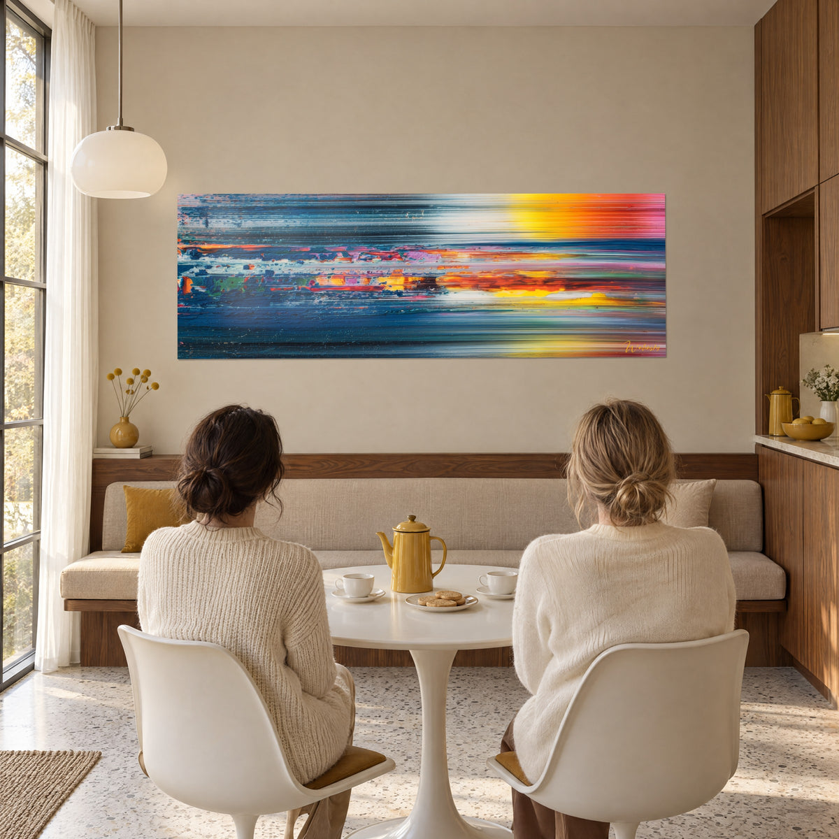 Cuadro cielo ardiente con raspados horizontales naranjas, amarillos y azul petróleo, dos mujeres de espaldas sentadas a la mesa en un salón luminoso