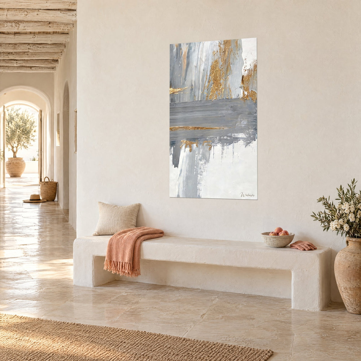 Tableau bande horizontale gris acier striée au couteau, coulures dorées et fond blanc cassé, sur un mur chaulé d'une entrée provençale