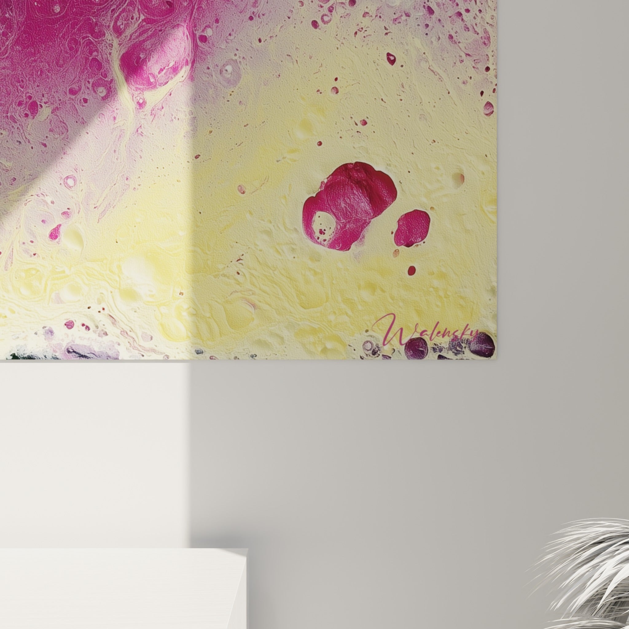 Grain de peinture visible entre magenta profond et jaune pâle, alvéoles sombres et coulures figées sur la toile
