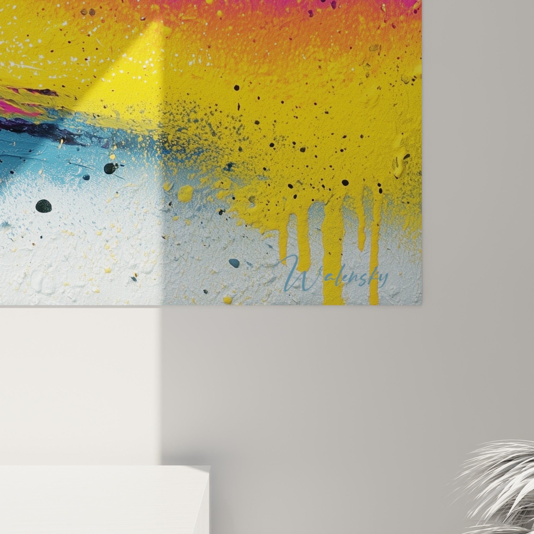 Coulures et empâtements roses, jaunes et bleu marine visibles en gros plan sur la toile