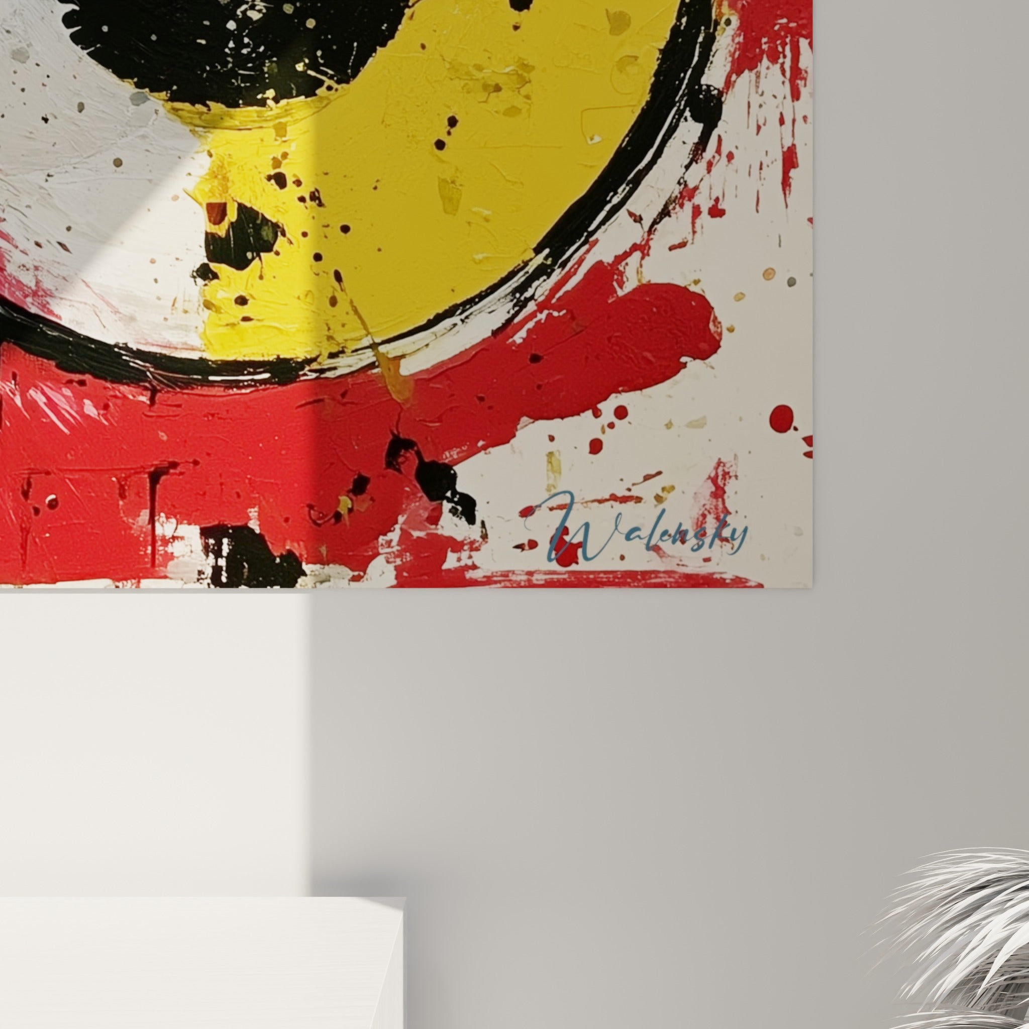 Empâtements noirs et coulures rouge écarlate visibles de près sur la toile texturée