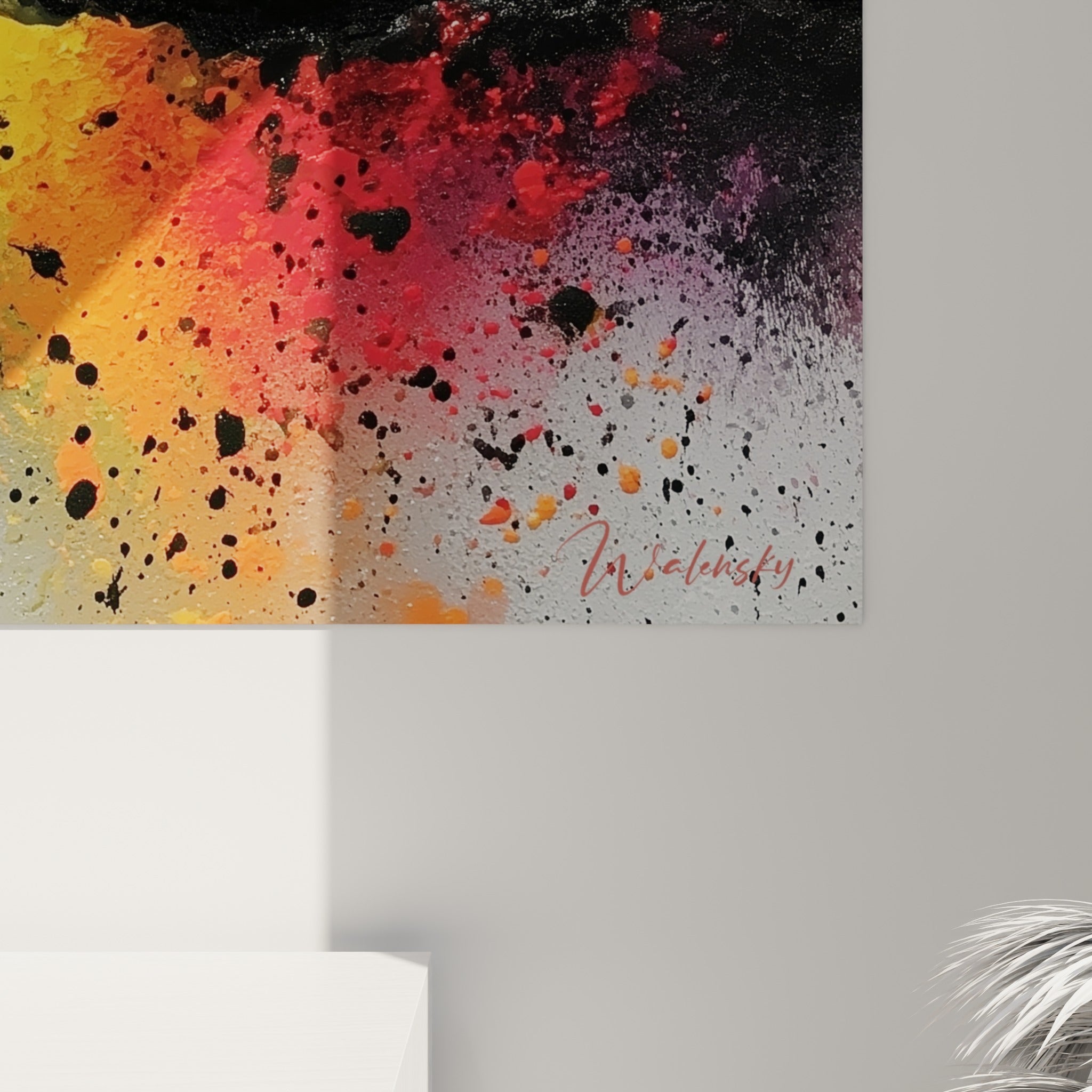 Grain texturé du tableau révélant coulures noires et éclats orange sur fond gris moucheté