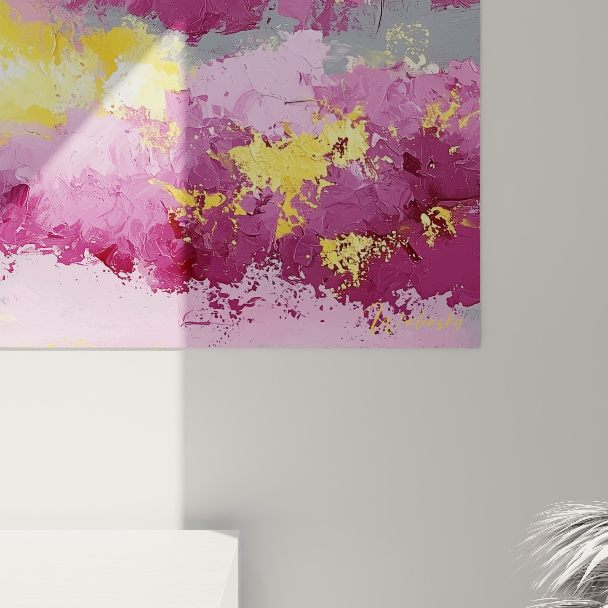 Empâtements de peinture rose et doré visibles en relief, coulures de magenta se mêlant au gris texturé