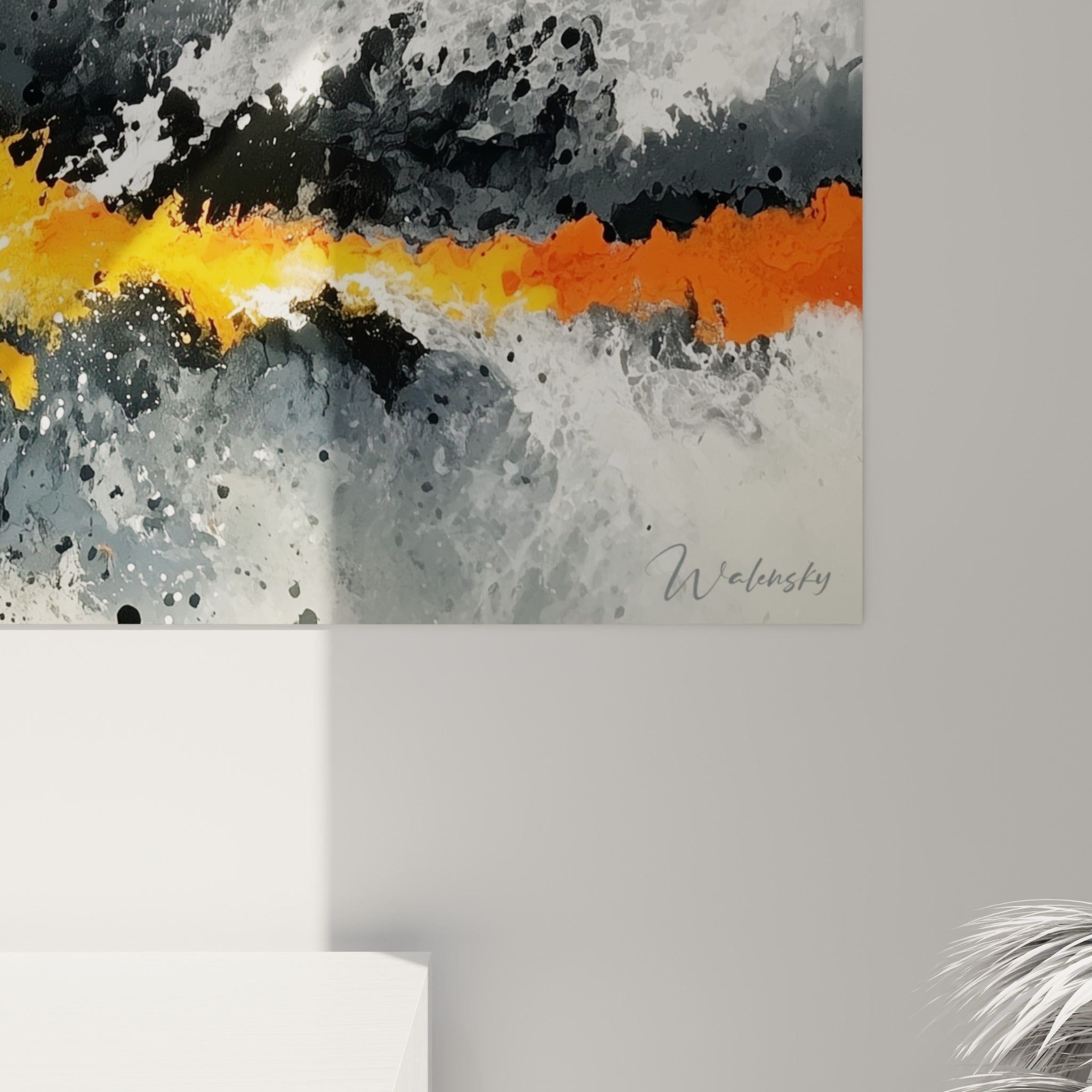 Empâtements orange vif et coulures blanches se mêlent aux éclats noirs et gris sur la matière de la toile