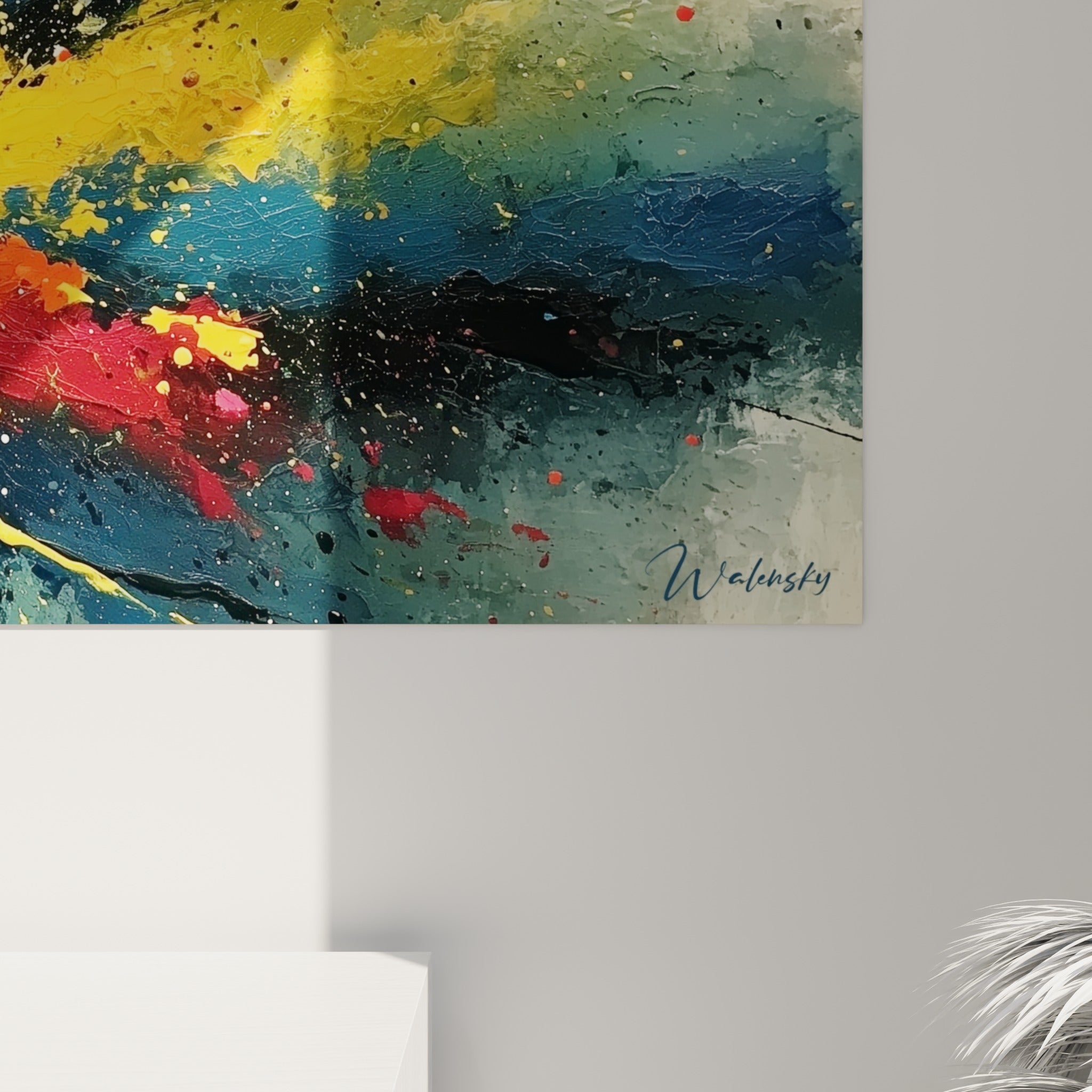 Empâtements de peinture jaune, rouge et bleu marine visibles en détail, matière épaisse et coulures marquées