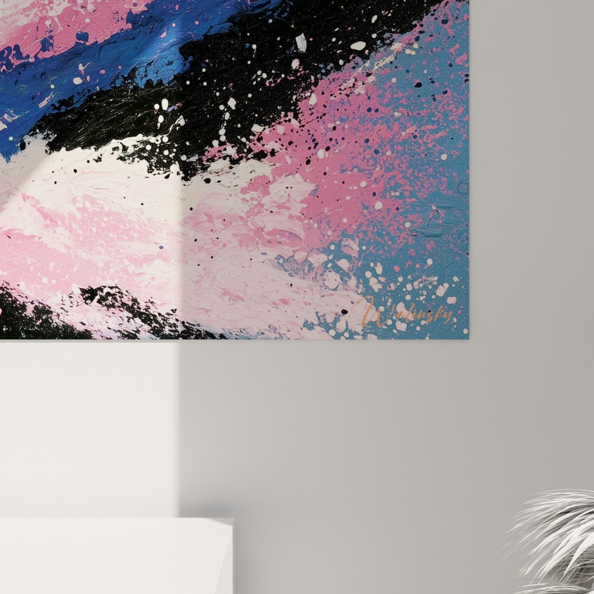 Empâtements roses et bleu marine se mêlant au noir, matière épaisse et coulures visibles de près