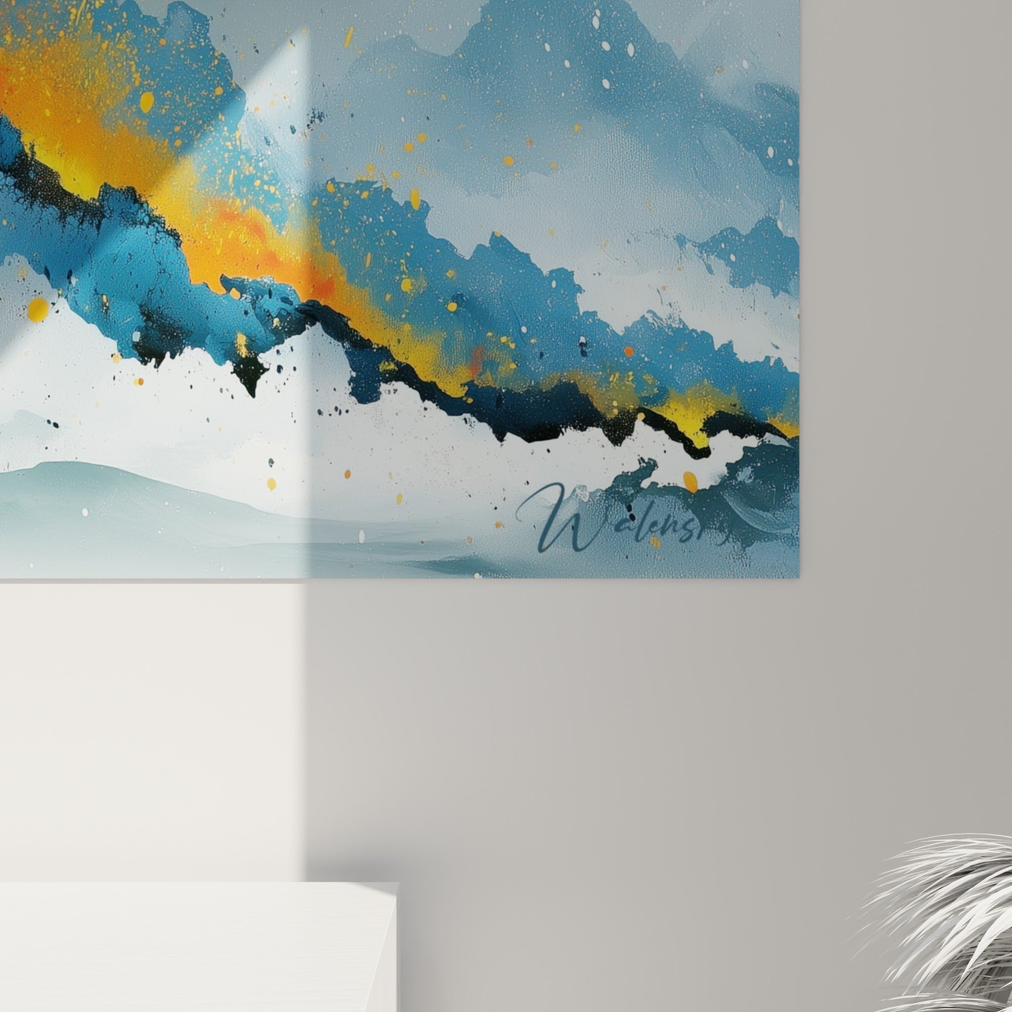 Empâtements bleu marine et éclaboussures dorées se fondant dans une brume orangée sur la toile