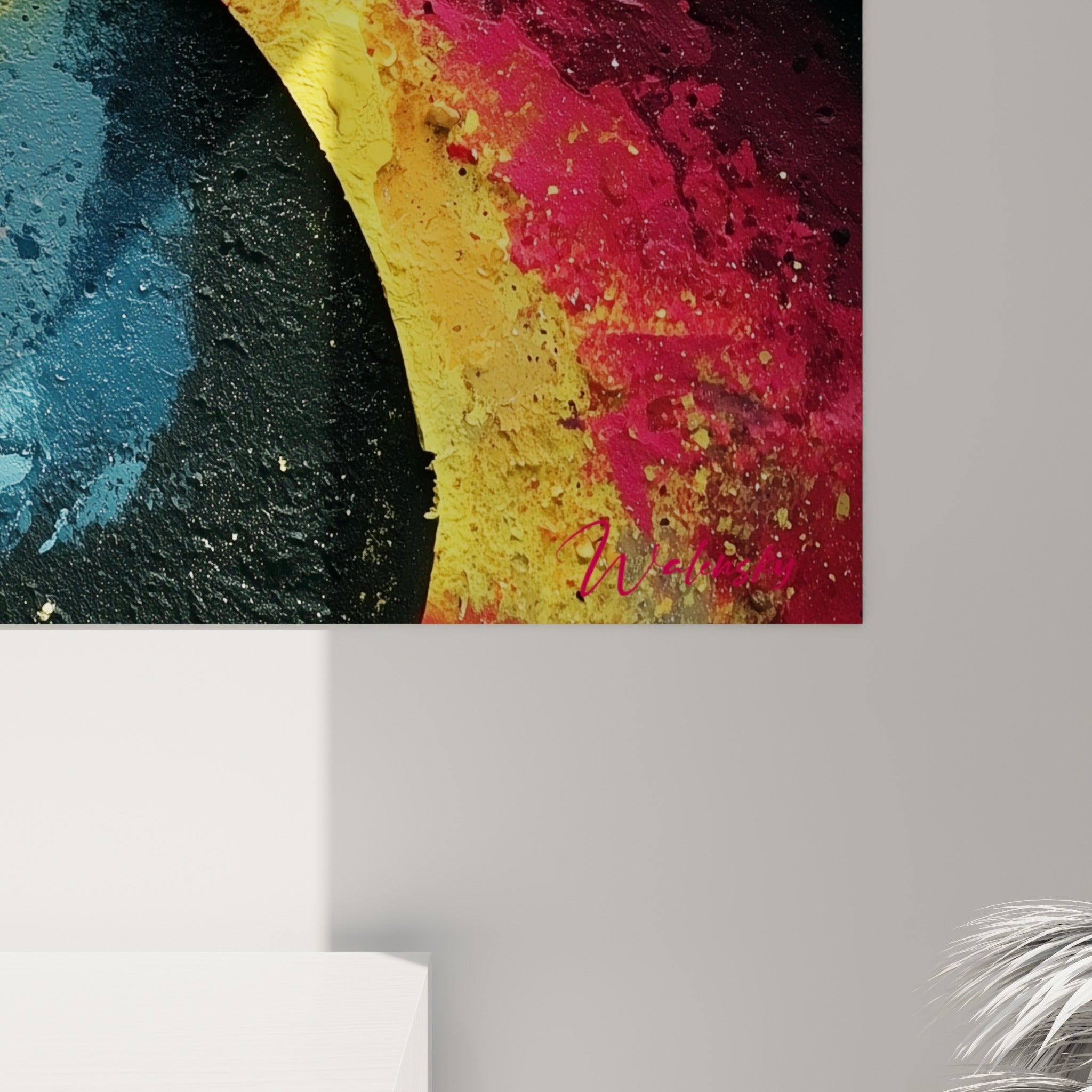 Empâtements colorés en gros plan révélant coulures rose, jaune et bleu sur texture granuleuse