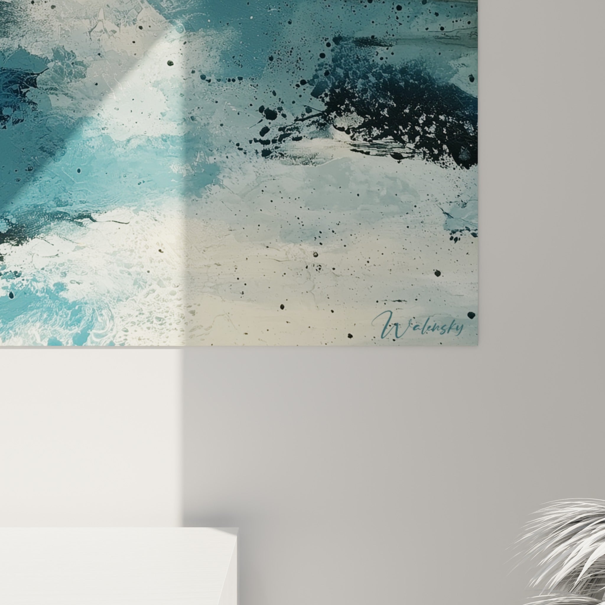 Empâtements noirs et coulures orange incandescent se mêlant au bleu profond dans le grain de la toile abstraite