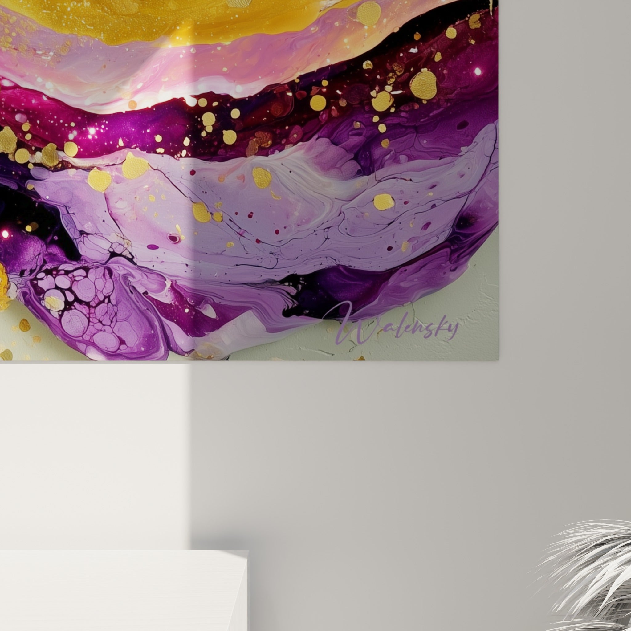 Grain de peinture révélant coulures dorées, gouttes magenta et texture épaisse du violet profond