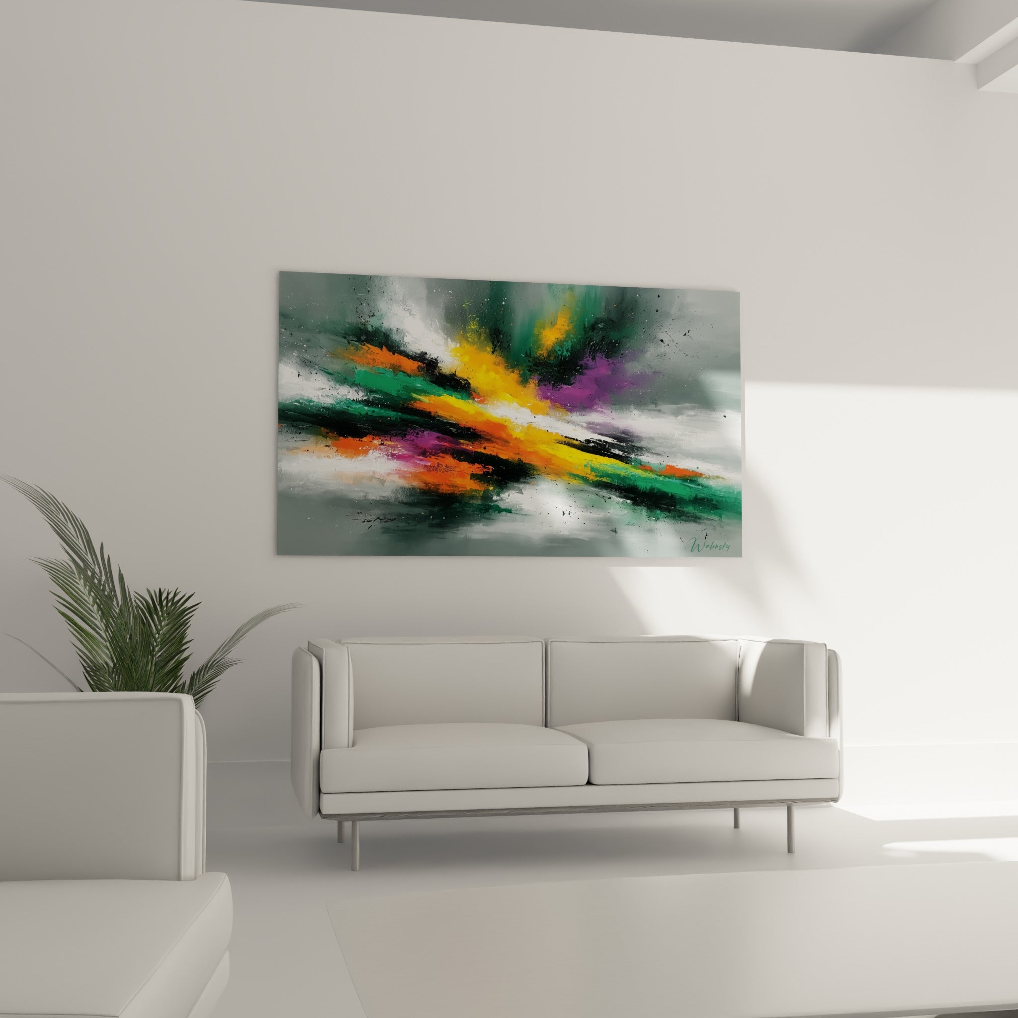 Touches jaunes et violettes d'un tableau abstrait suspendu au-dessus d'un canapé dans un salon lumineux