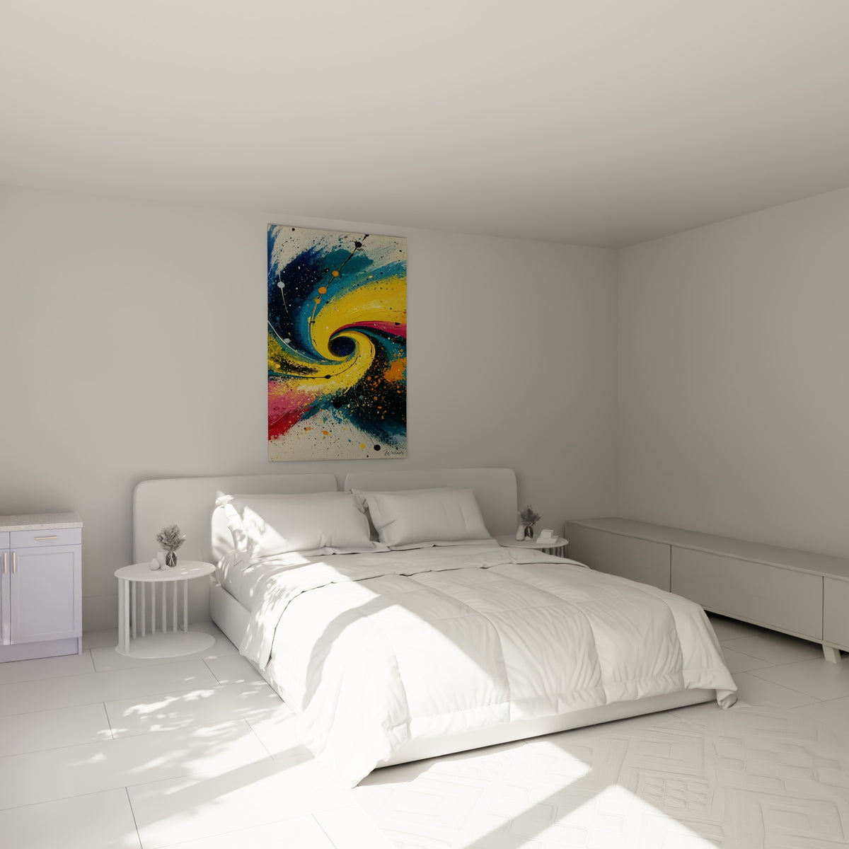 Tourbillon jaune et bleu profond aux touches roses accroché au-dessus d'un lit dans une chambre claire
