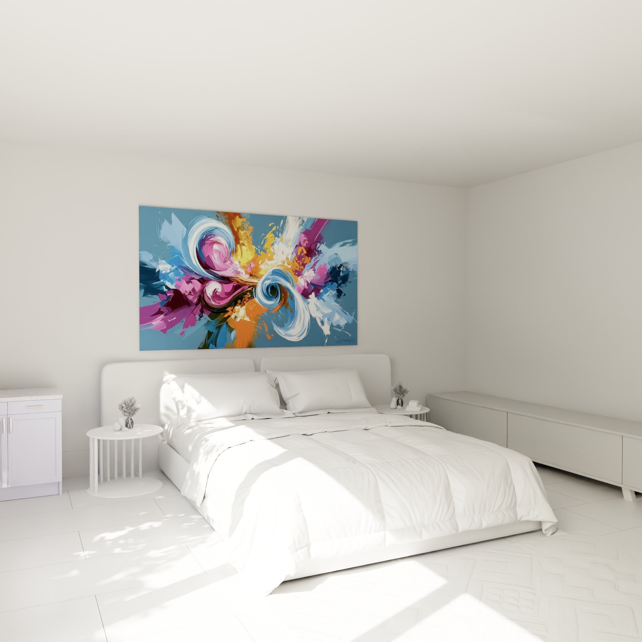 Tourbillons bleu pâle et éclats orange de ce tableau abstrait accrochés au-dessus d'un lit dans une chambre claire
