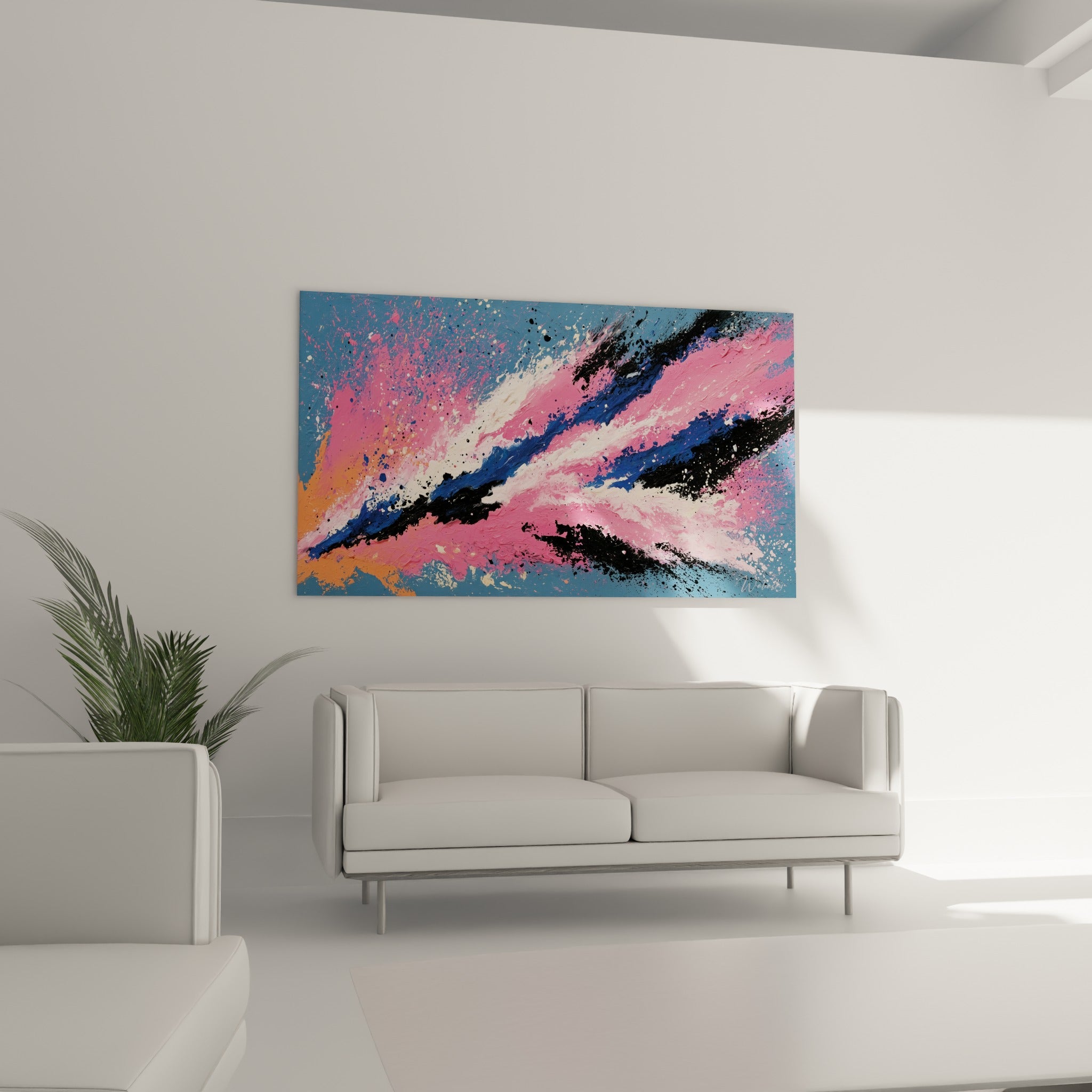 Traînée bleu marine et blanche zébrant le tableau abstrait, disposée au-dessus d'un canapé dans un salon lumineux.