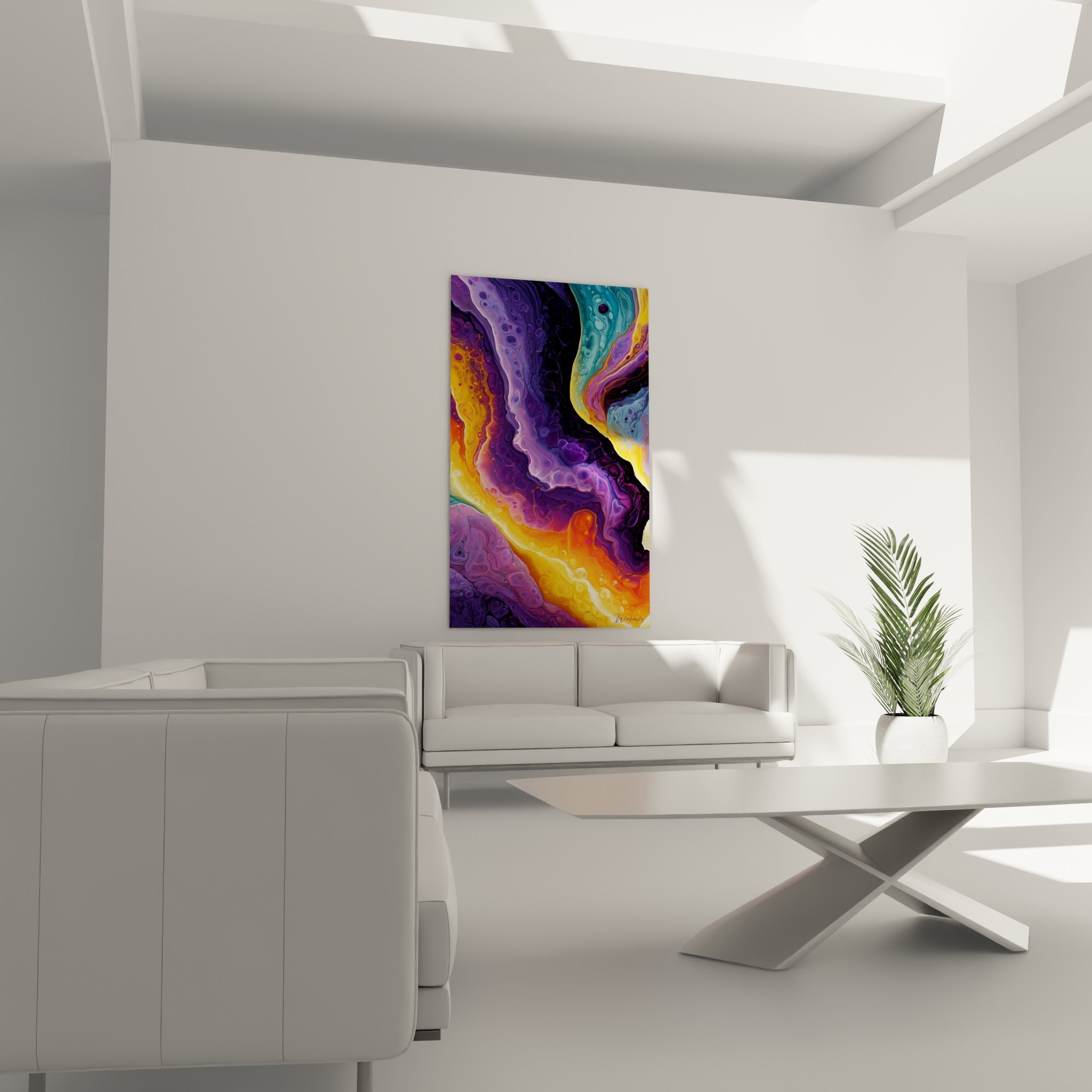 Vagues dorées et pourpres en mouvement organique au-dessus d'un canapé dans un salon lumineux