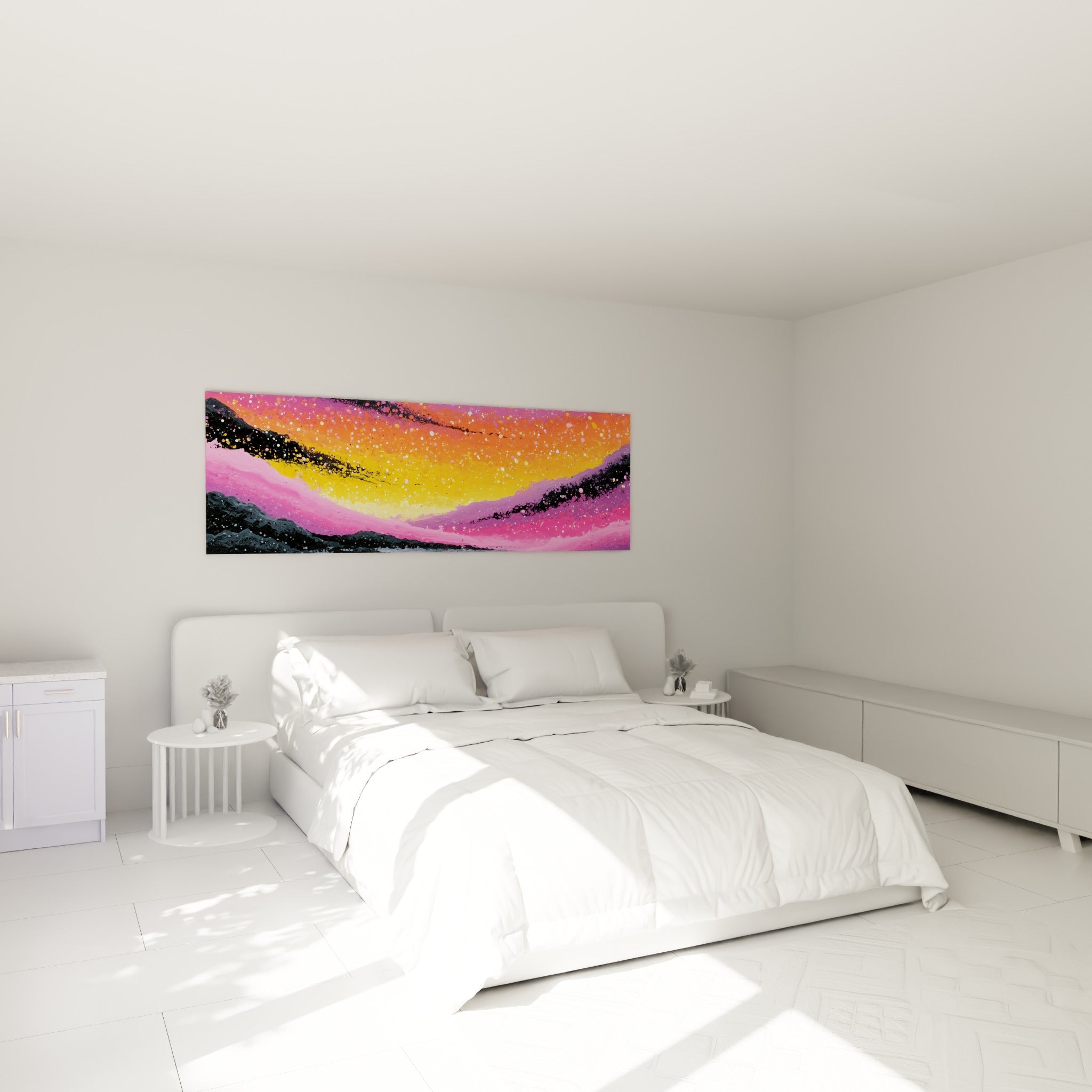 Vagues roses et dorées entrelacées de noir accrochées au-dessus d'un lit dans une chambre claire