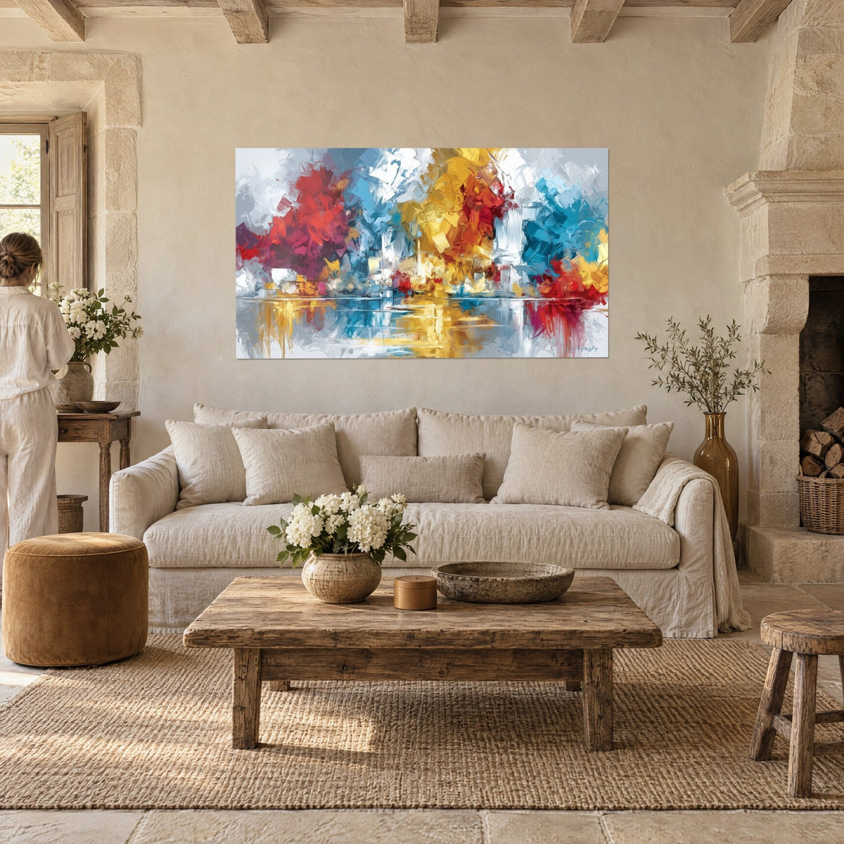 Cuadro de reflejos urbanos dorados, rojo carmín y azul turquesa en pasta gruesa, sobre un sofá en un salón luminoso