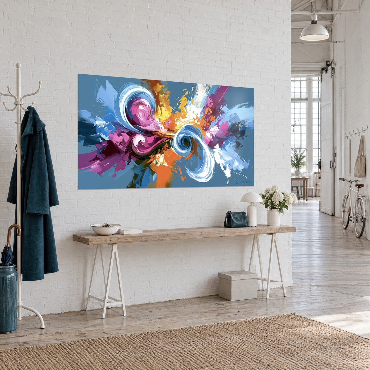 Tableau explosion de coups de couteau magenta et jaune, volutes bleues, console en bois et mur de briques blanches, vue de trois-quarts