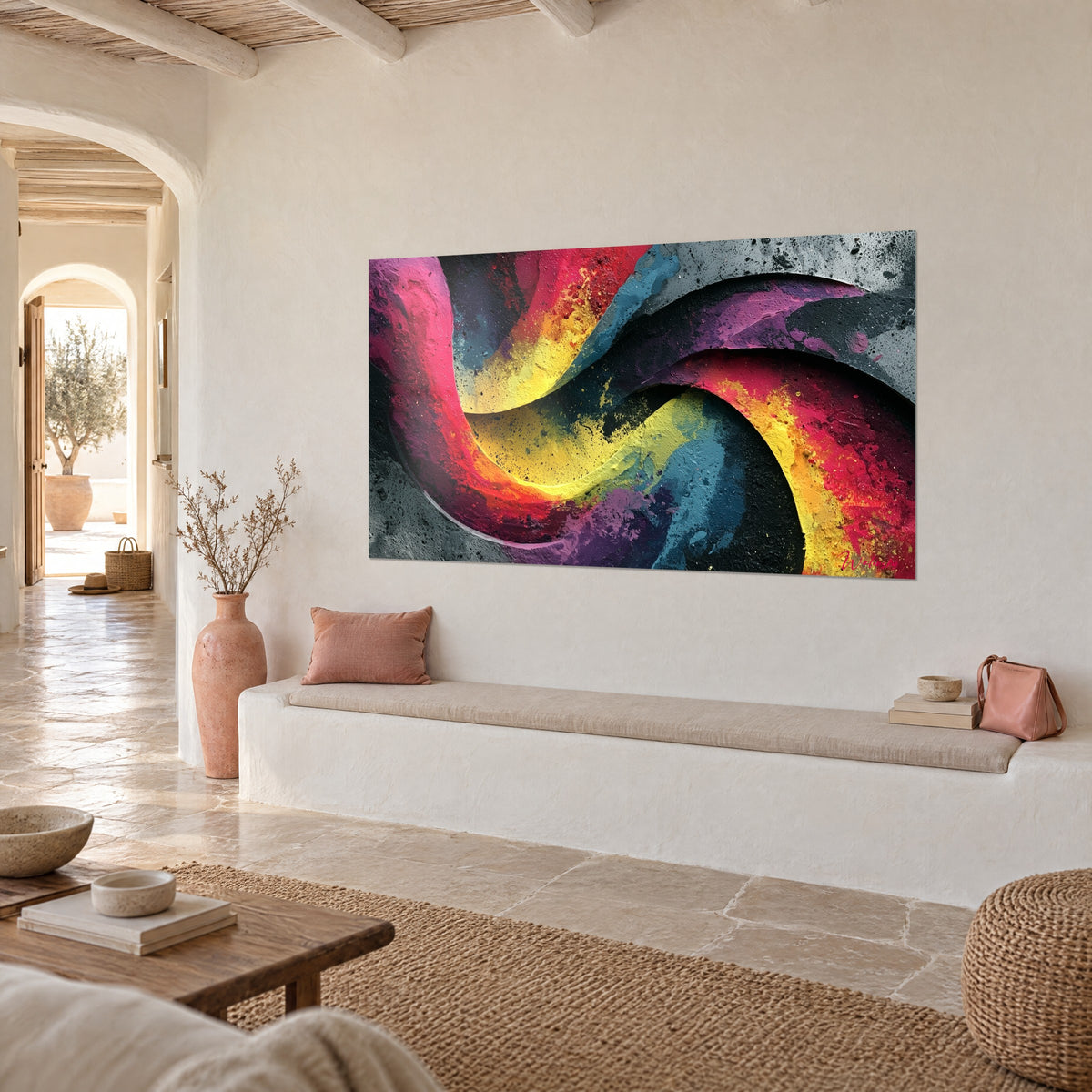 Tableau tourbillon multicolore magenta et turquoise aux éclaboussures noires, mur crème, banquette blanche, maison méditerranéenne