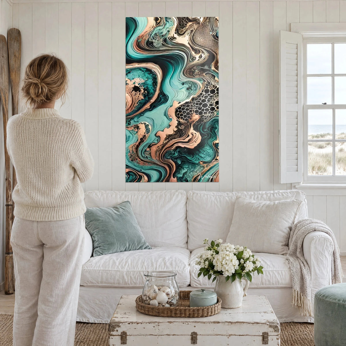 Tableau marbrure fluide turquoise et cuivre, motif alvéolé noir, au-dessus d'un canapé dans un salon lumineux