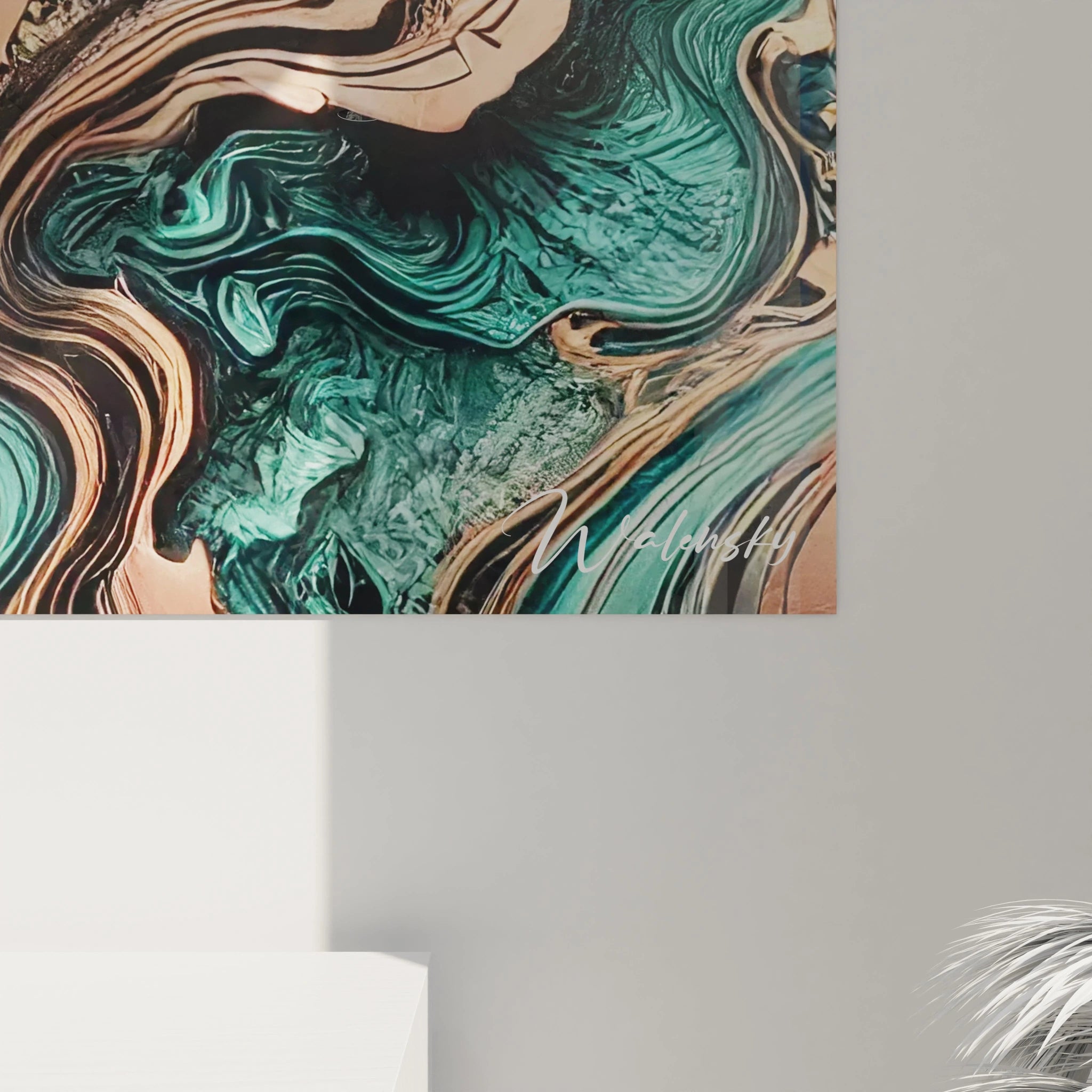 vue de près du tableau style epoxy couleurs vibrantes turquoise or rose et noir motifs cellulaires détails fluides inspiration tourbillons marins brillance epoxy pour effet unique et sophistiqué

