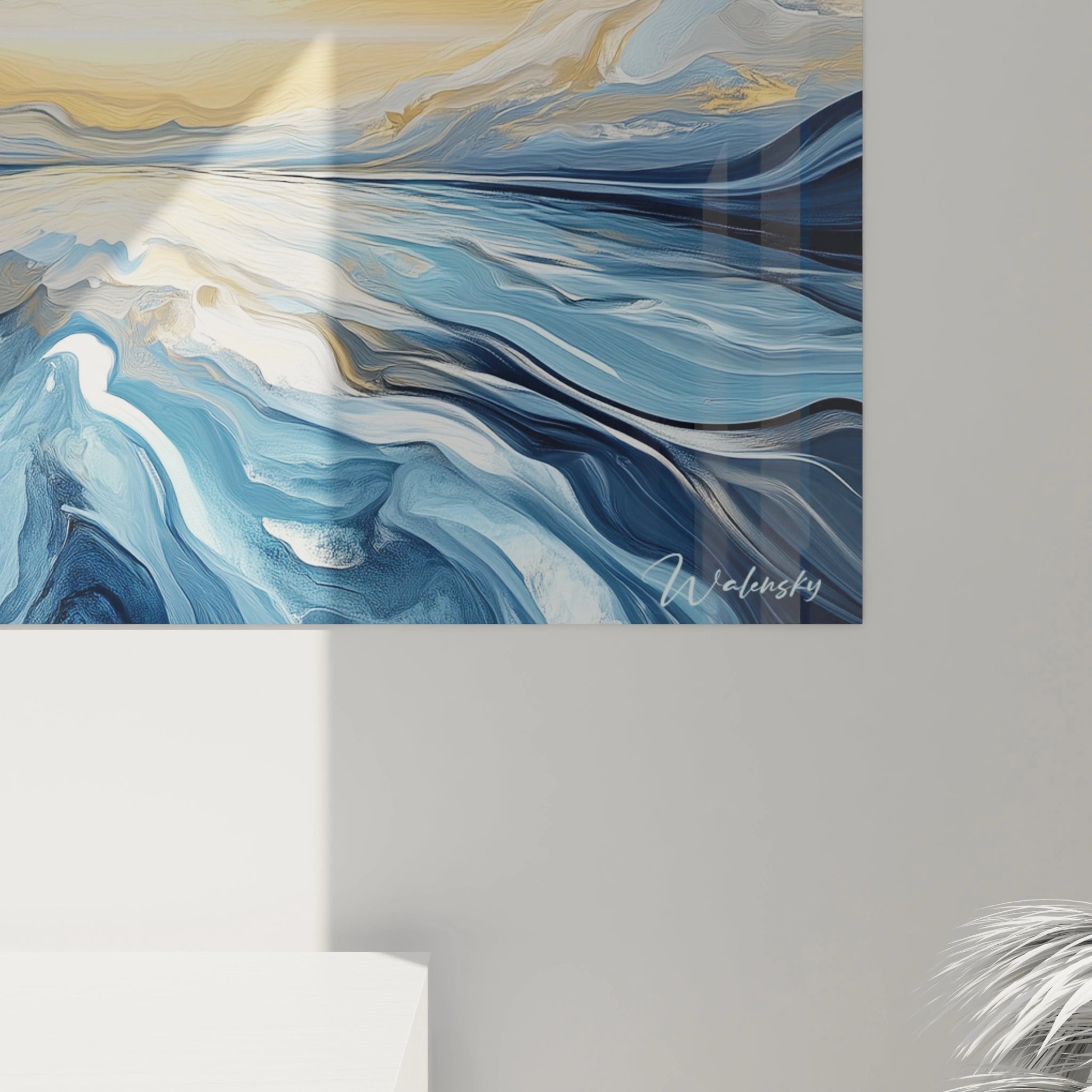 Un tableau mer abstrait moderne illustrant la rencontre entre les profondeurs marines et la lumière céleste, caractérisé par des mouvements tourbillonnants de bleus intenses et doux, rehaussés d'accents dorés et de transitions blanches aux textures variées.
