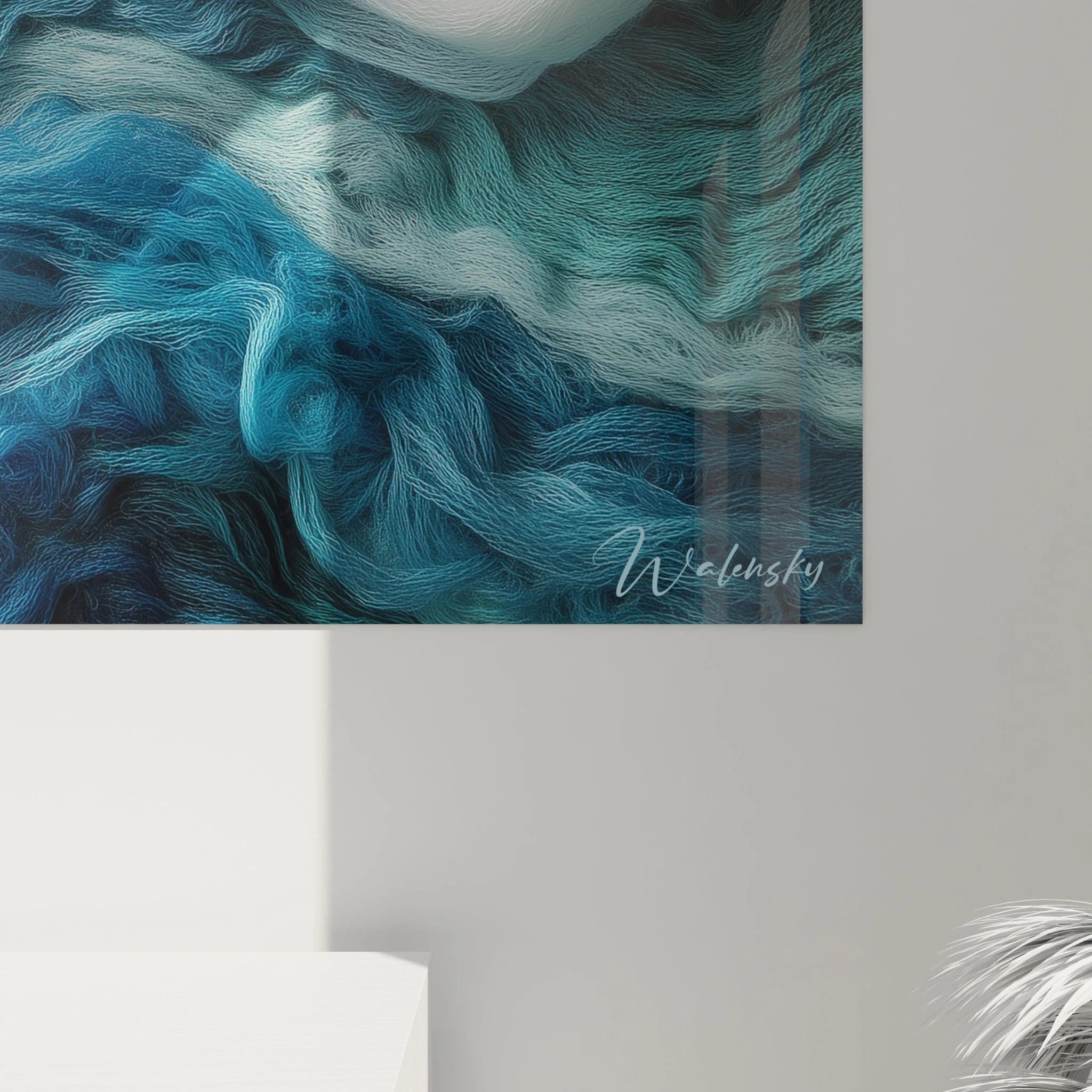 Un tableau marin aux tourbillons textiles où des fibres blanches serpentent à travers différentes tonalités de bleu. Les textures évoquent à la fois des vagues en mouvement et des fils entrelacés. Les contrastes entre bleu profond et blanc éclatant accentuent l'effet dynamique.
