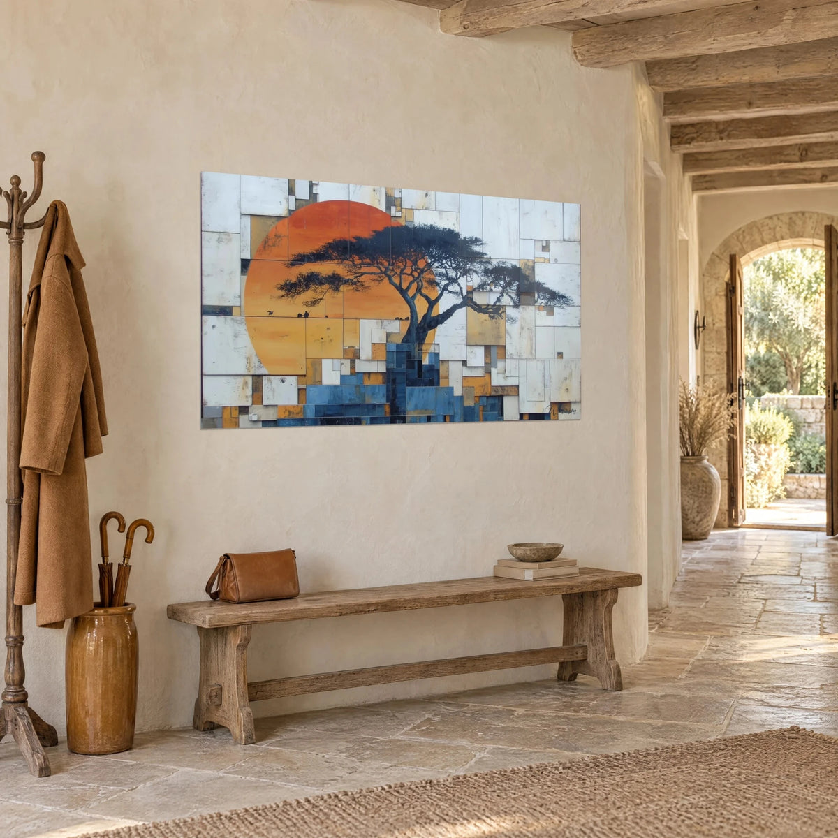 Tableau savane crépusculaire, arbre à ombrelle sombre devant un disque roux, mosaïque bleu nuit, dans une entrée en pierre