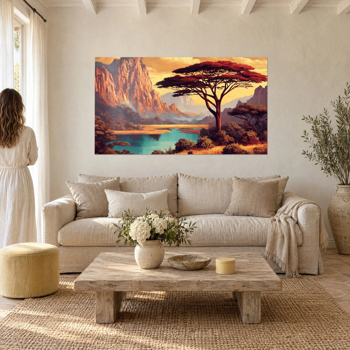 Tableau acacia en parasol rouge sombre sur falaises orangées et lac turquoise, au-dessus d'un canapé dans un salon lumineux