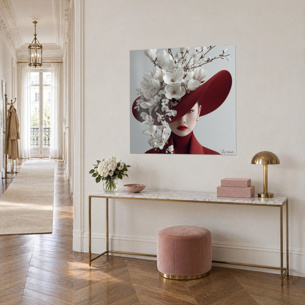 Tableau chapeau à large bord bordeaux couronné de magnolias blancs, lèvres rouges, fond gris perle, au-dessus d'une console dorée du couloir