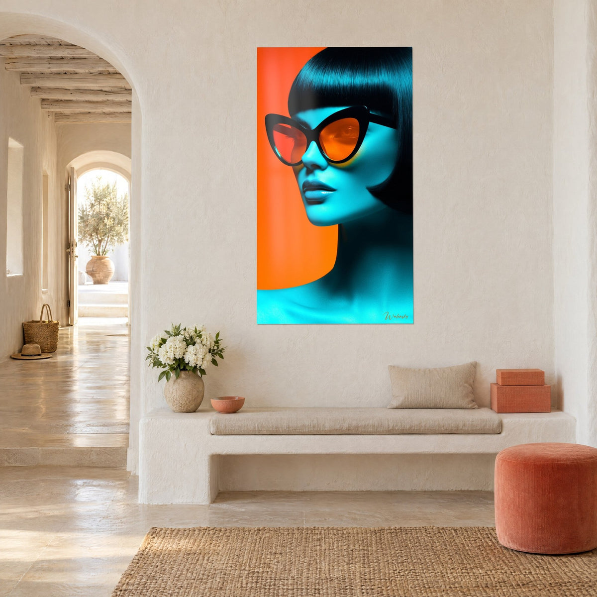 Cuadro modelo con flequillo negro y piel azul turquesa, gafas mariposa negras sobre fondo naranja, vista de tres cuartos en la pared de un salón blanco