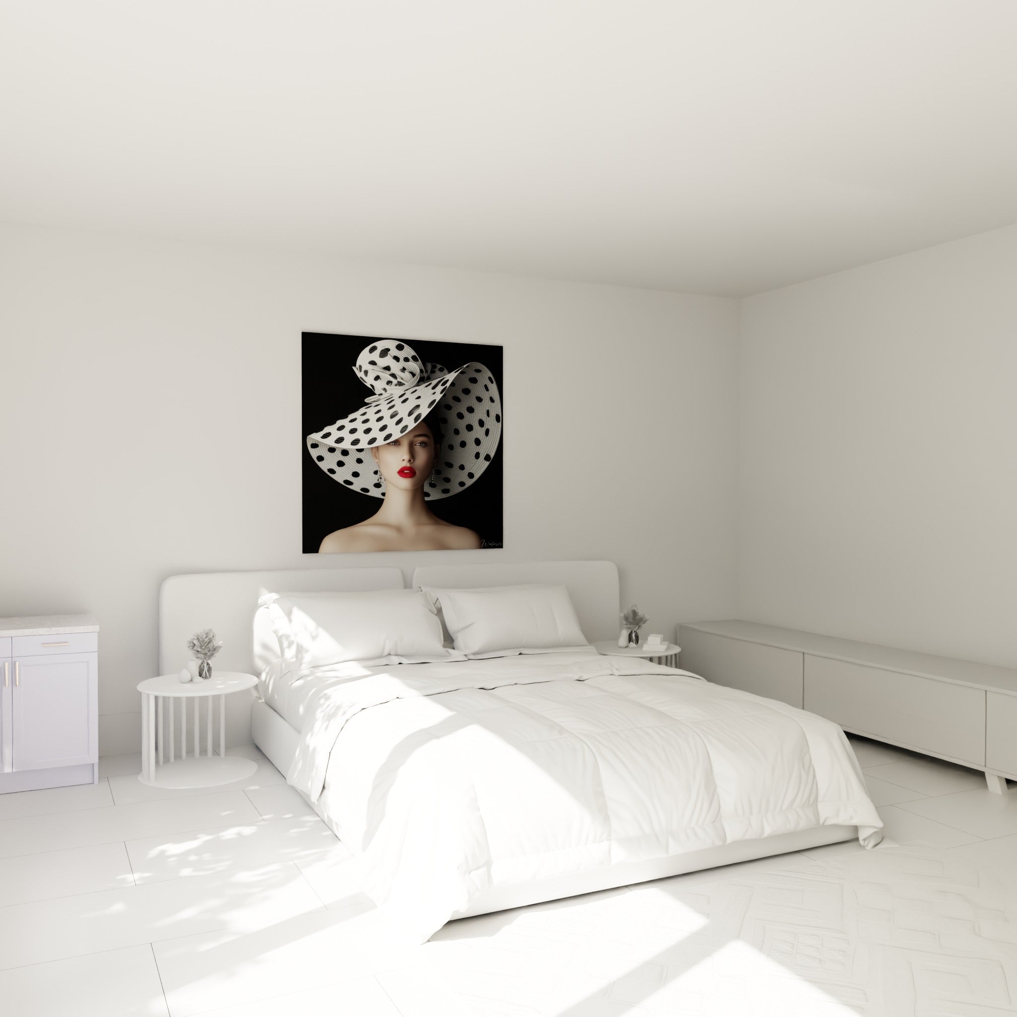 Visage aux lèvres rouges sous un chapeau blanc pois noirs, accroché au-dessus d'un lit dans une chambre claire